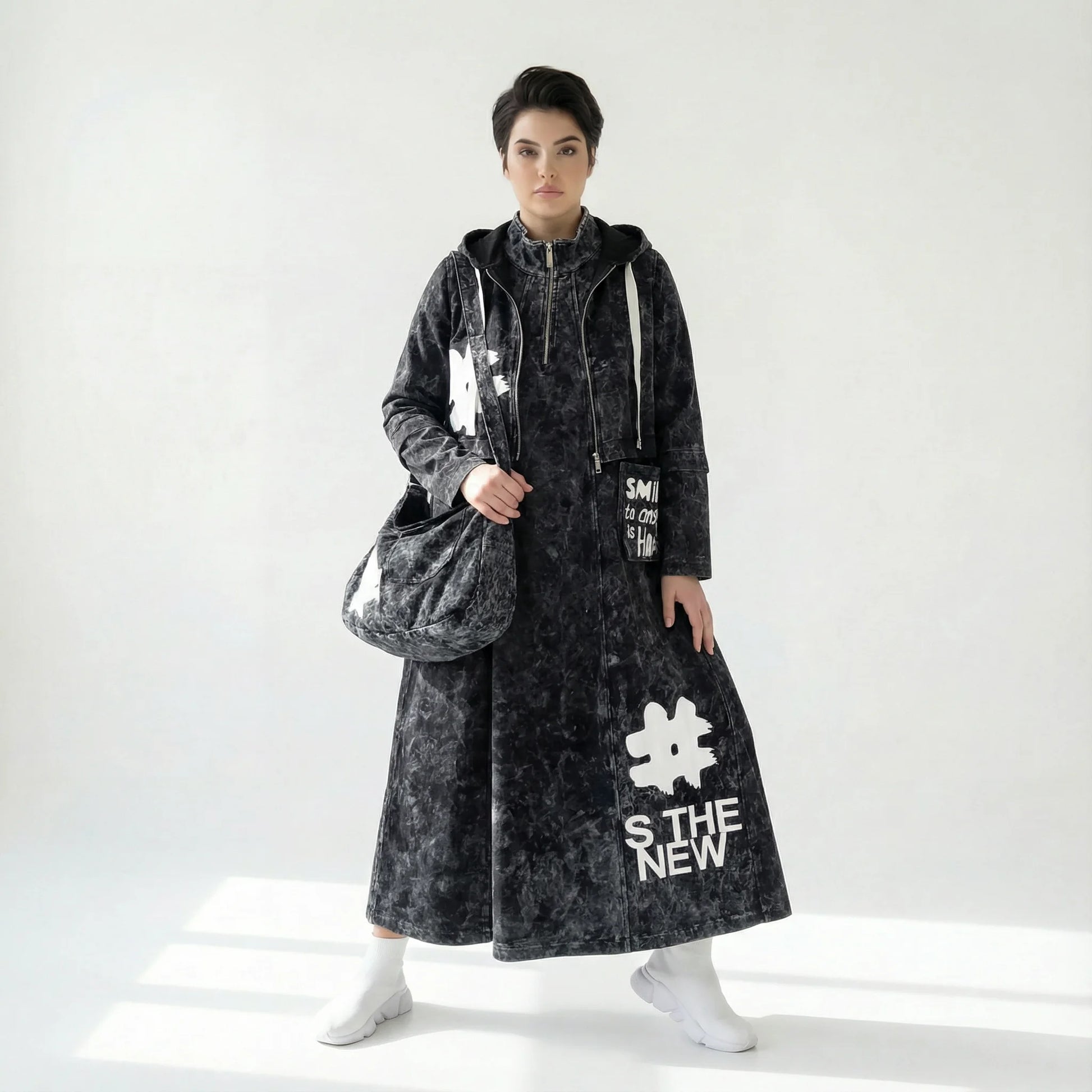 MODEARE - Oversize Lagenlook Set aus Kleid, Jacke und Bag in washed Schwarz mit Printdetails