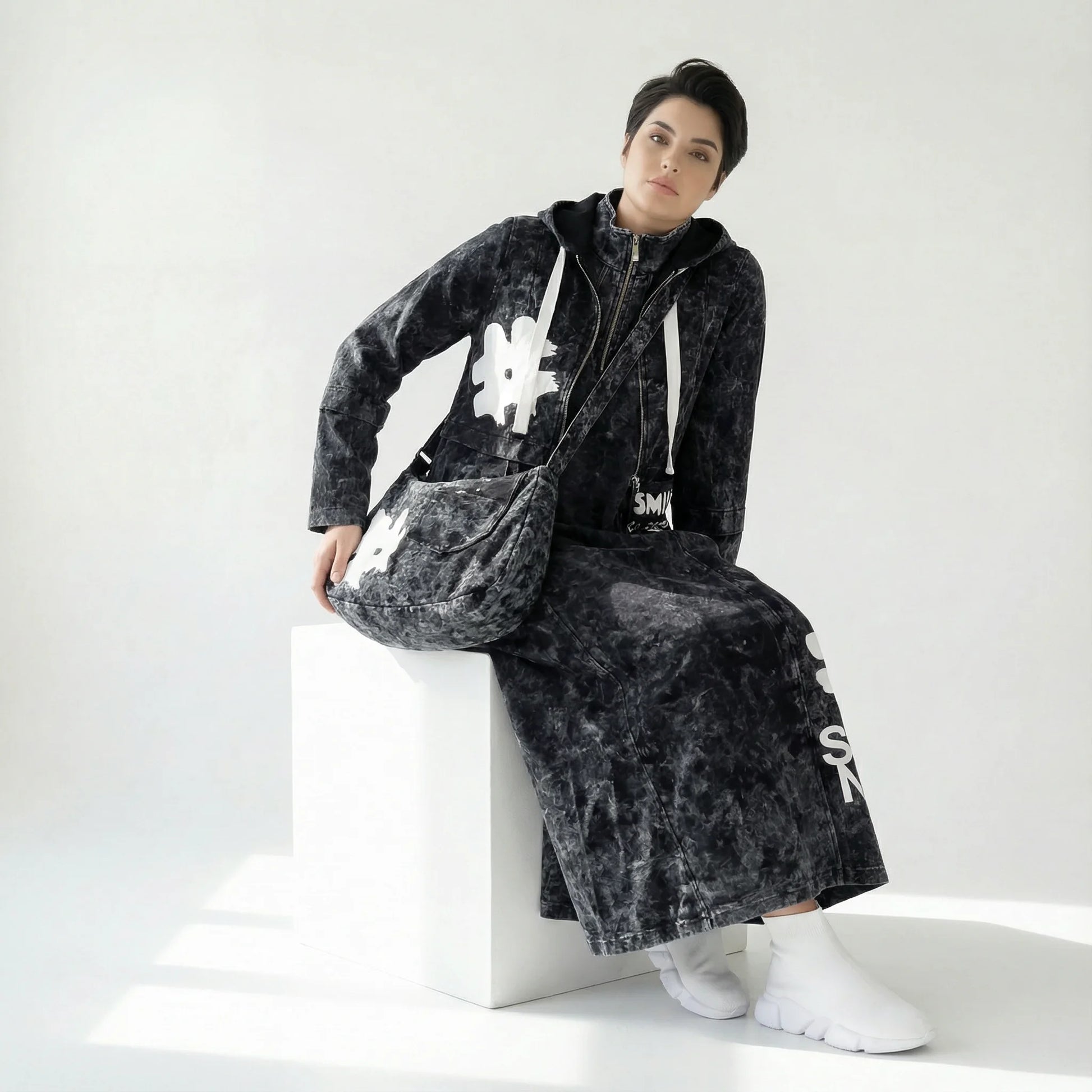 MODEARE - Oversize Lagenlook Set aus Kleid, Jacke und Bag in washed Schwarz mit Printdetails