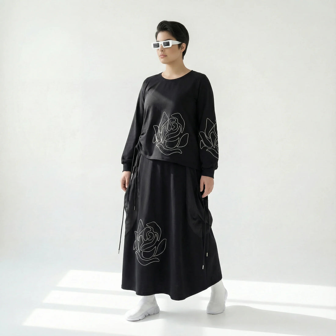 MODEARE - Schwarzes Oversize-Shirt mit Rosenstickerei und passender Maxirock im Set