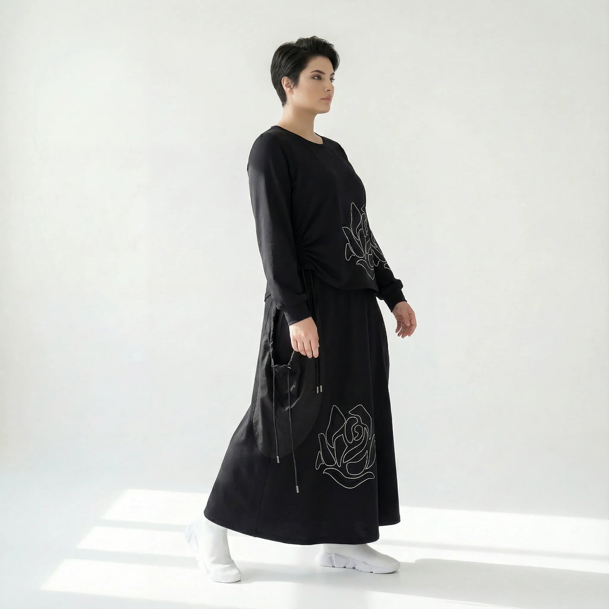 MODEARE - Schwarzes Oversize-Shirt mit Rosenstickerei und passender Maxirock im Set