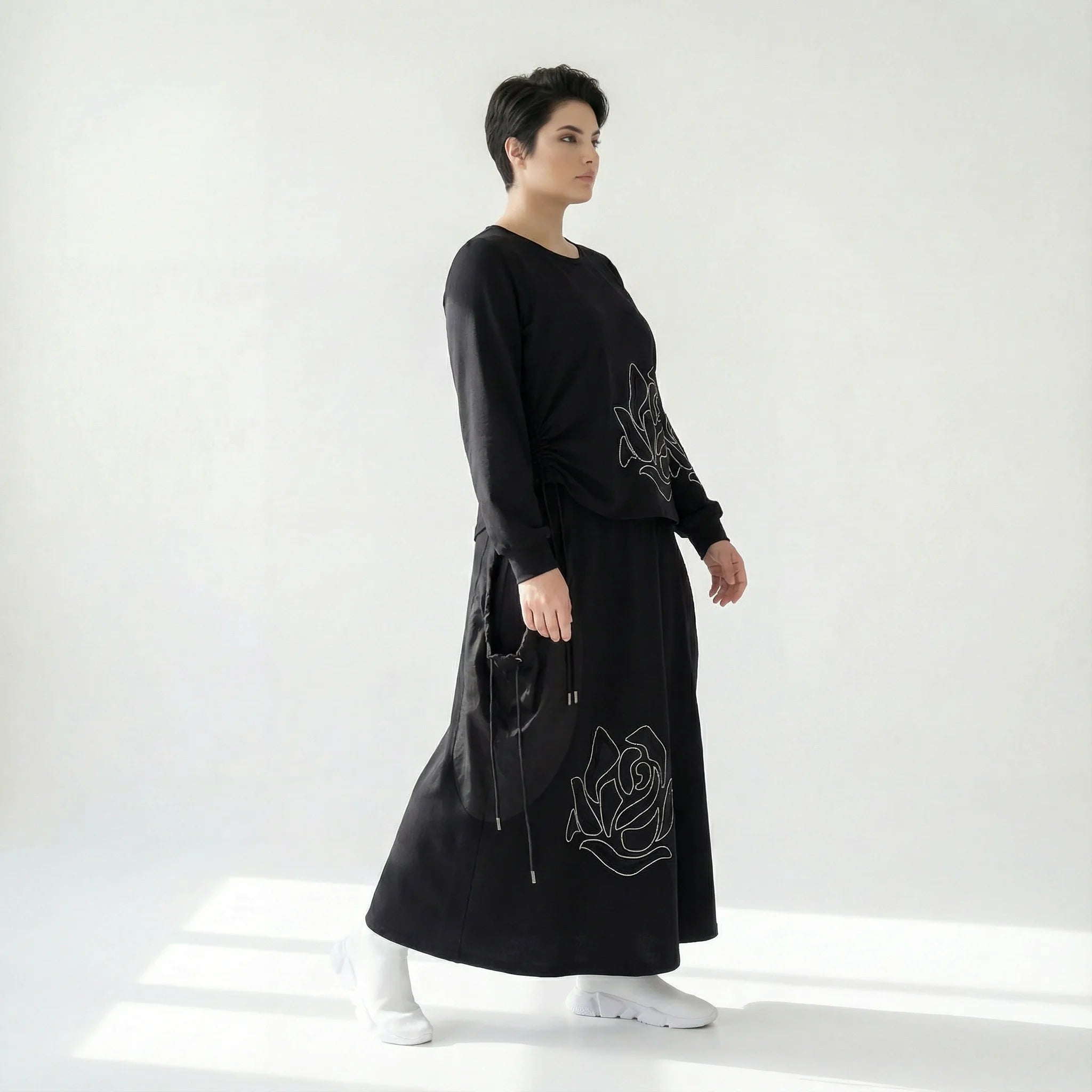 MODEARE - Schwarzes Oversize-Shirt mit Rosenstickerei und passender Maxirock im Set