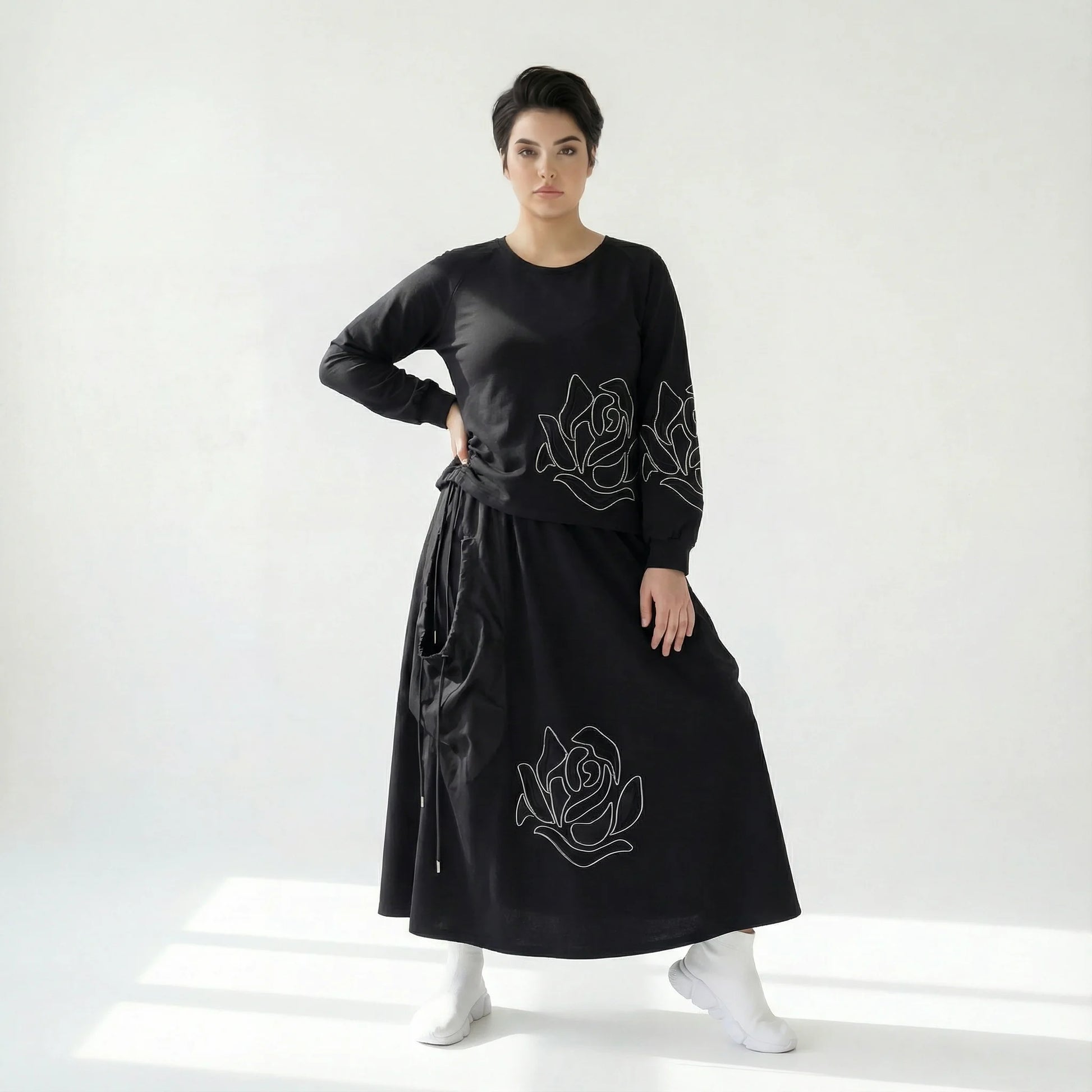 MODEARE - Schwarzes Oversize-Shirt mit Rosenstickerei und passender Maxirock im Set