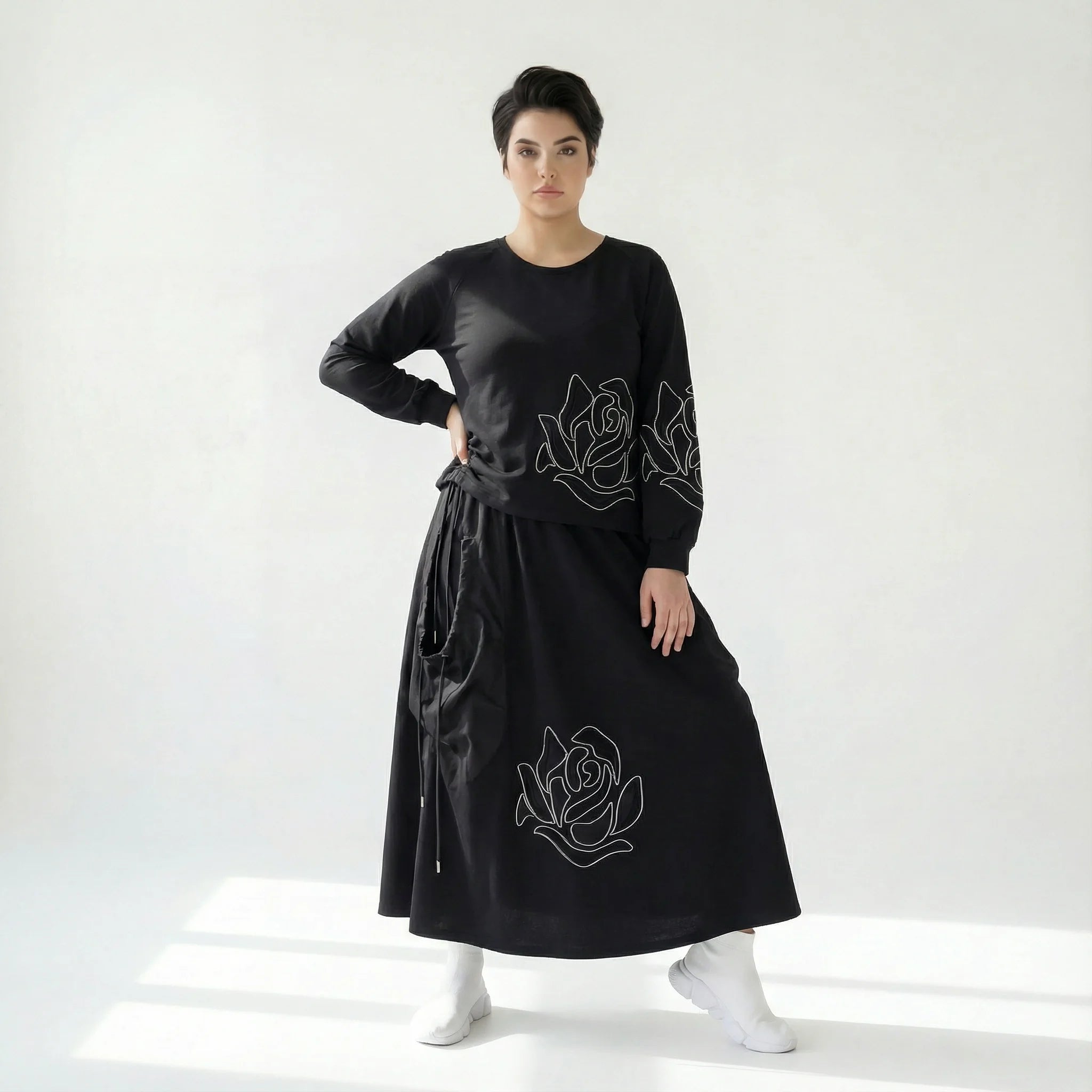 MODEARE - Schwarzes Oversize-Shirt mit Rosenstickerei und passender Maxirock im Set
