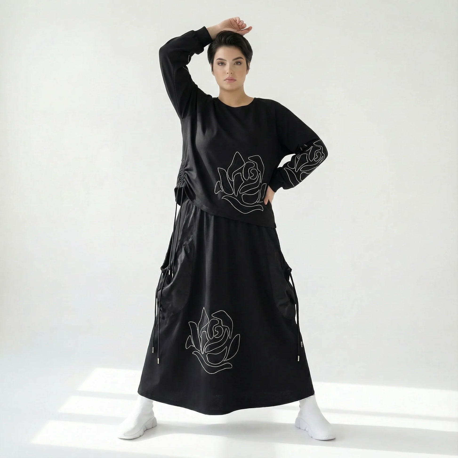 MODEARE - Schwarzes Oversize-Shirt mit Rosenstickerei und passender Maxirock im Set