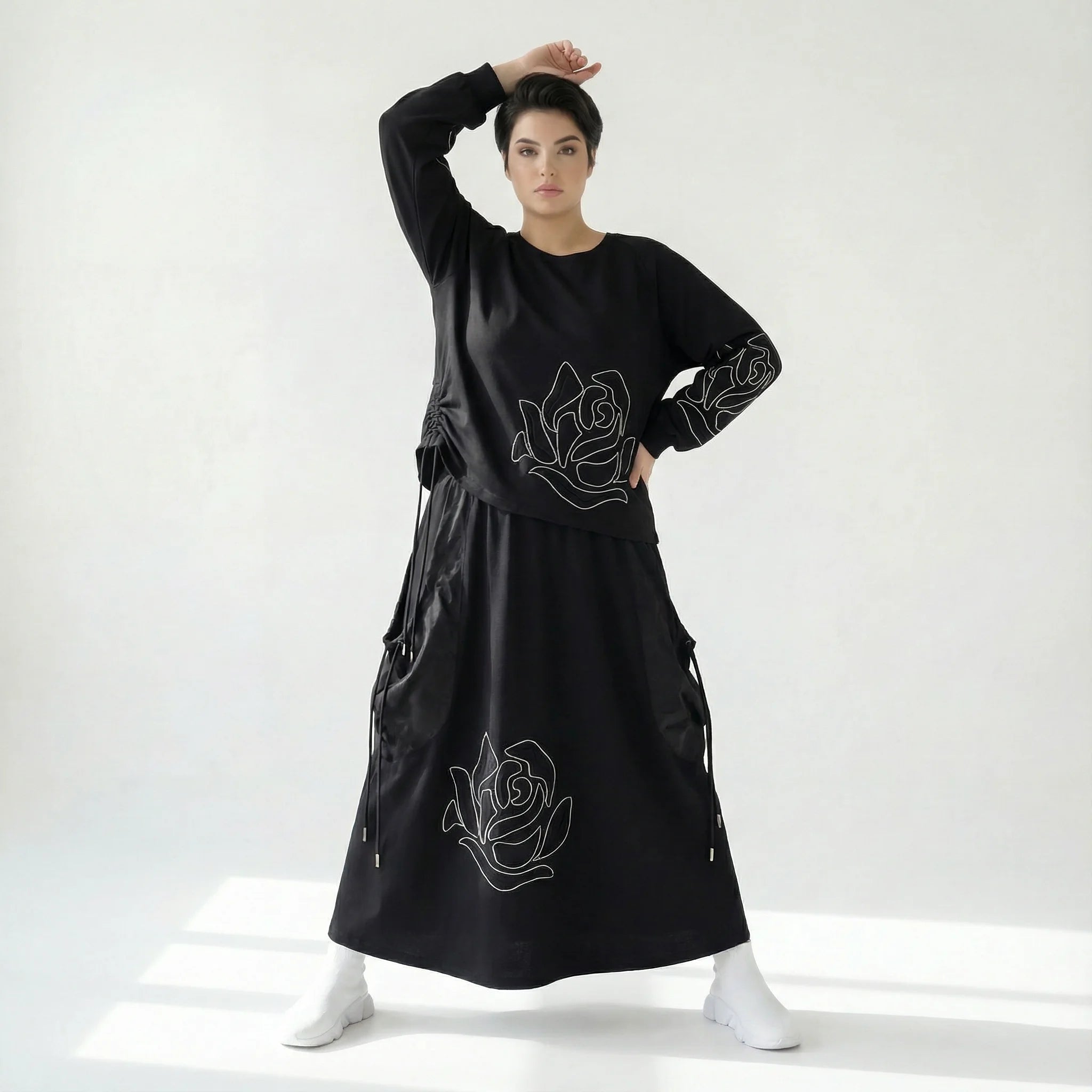 MODEARE - Schwarzes Oversize-Shirt mit Rosenstickerei und passender Maxirock im Set