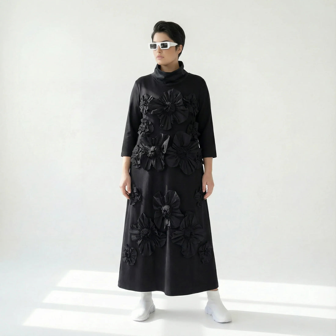 MODEARE - Schwarzes Maxikleid mit 3D-Blütenapplikationen aus Romanit Jersey im Avantgarde-Look