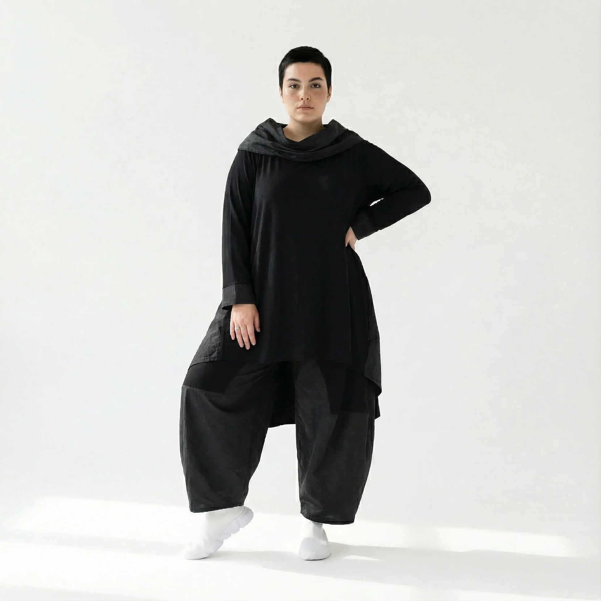 Asymmetrisches Oversize Shirt aus Viskose mit Taftdetails für Winter – AKH Premium x Modeare – Avantgarde Lagenlook Mode online