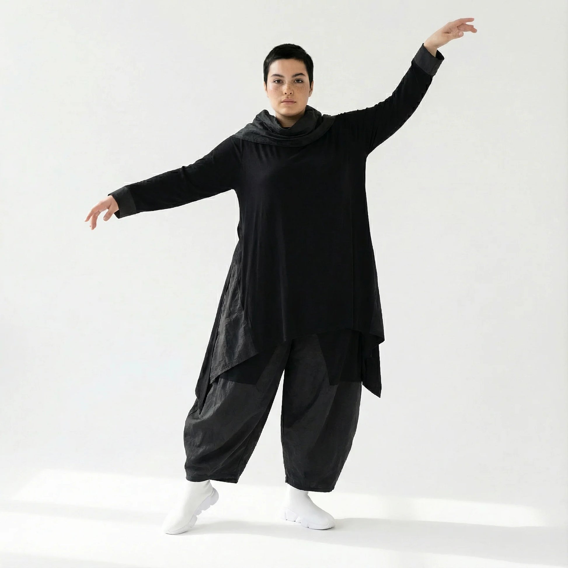 Asymmetrisches Oversize Shirt aus Viskose mit Taftdetails für Winter – AKH Premium x Modeare – Avantgarde Lagenlook Mode online