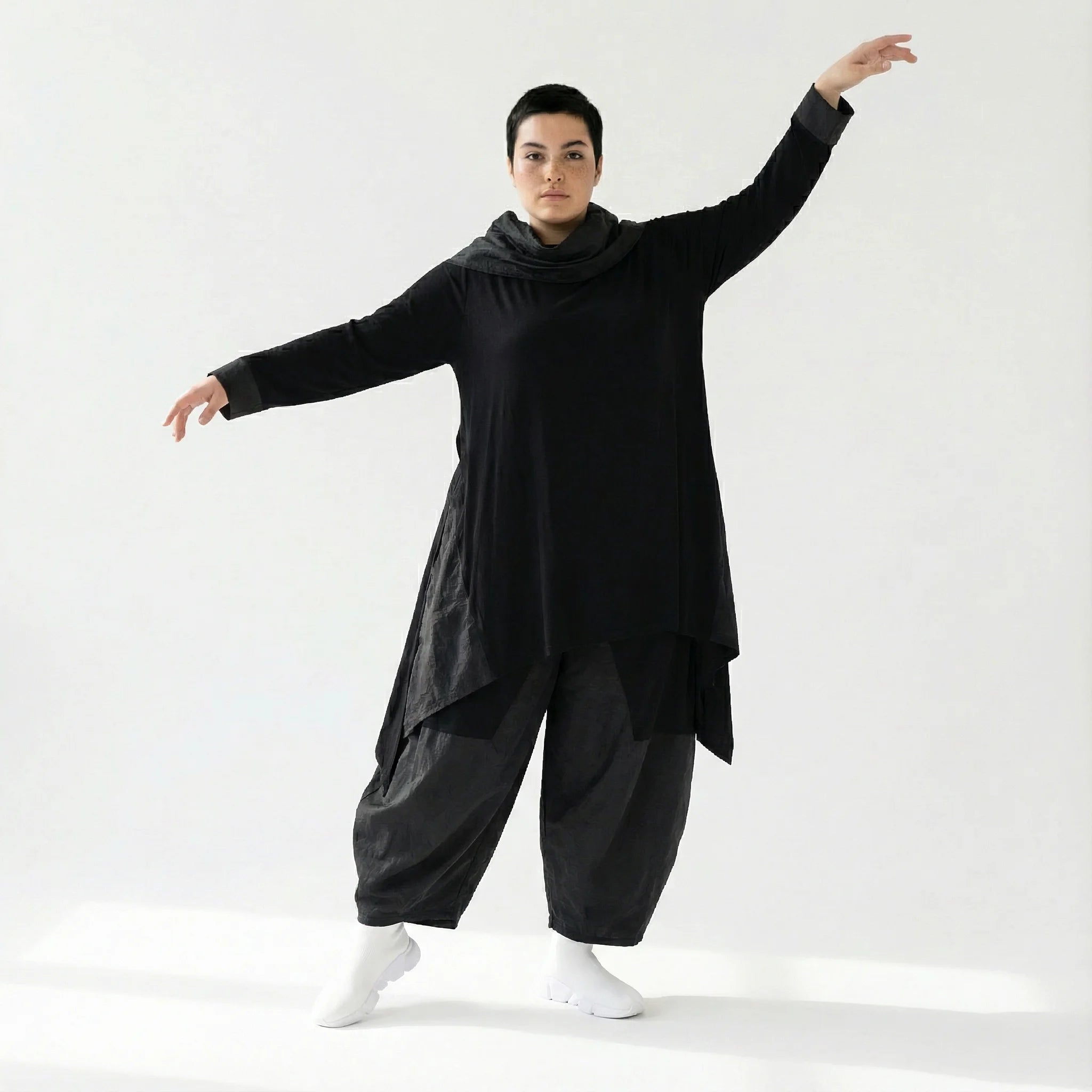 Asymmetrisches Oversize Shirt aus Viskose mit Taftdetails für Winter – AKH Premium x Modeare – Avantgarde Lagenlook Mode online