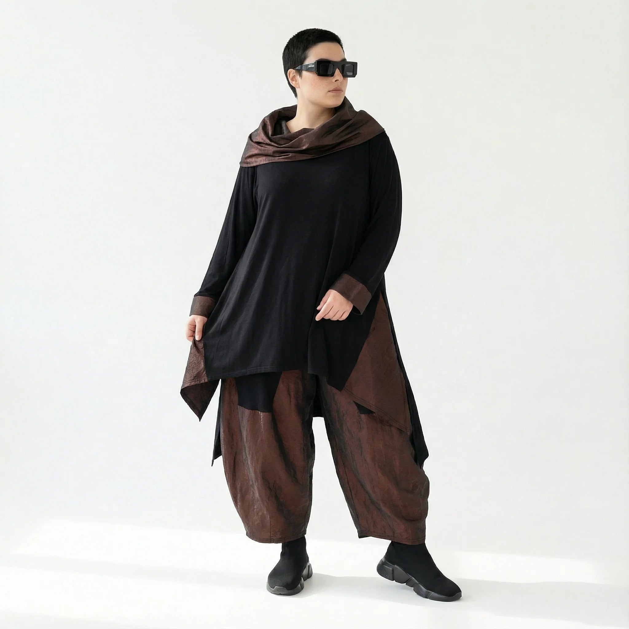 MODEARE - Baggy-Ballonhose in Schwarz-Kupfer mit tiefem Schritt und elastischem Bund aus Memorytaft