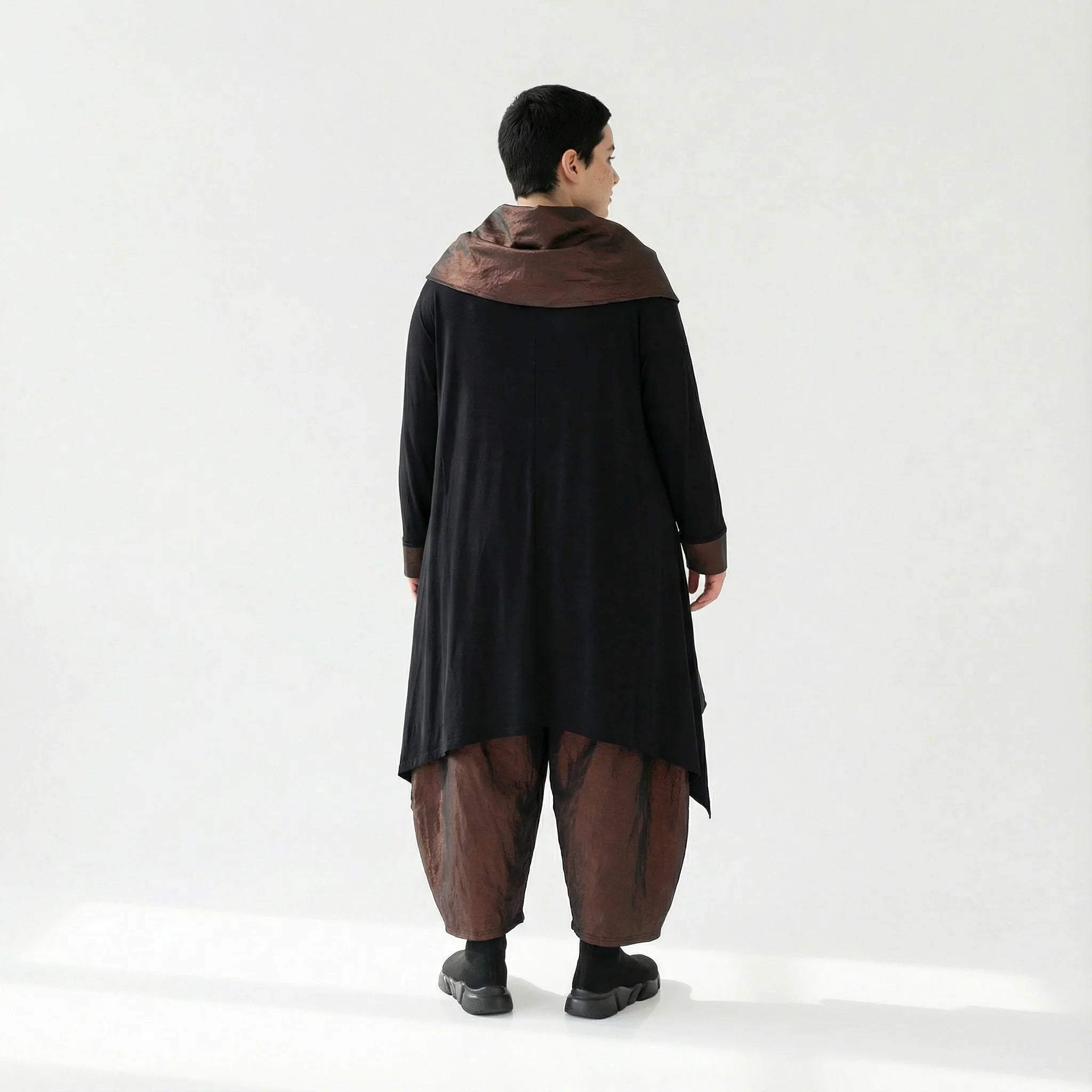 MODEARE - Asymmetrisches Oversize-Shirt in Schwarz mit kupferfarbenem Taftkragen und Nahttaschen