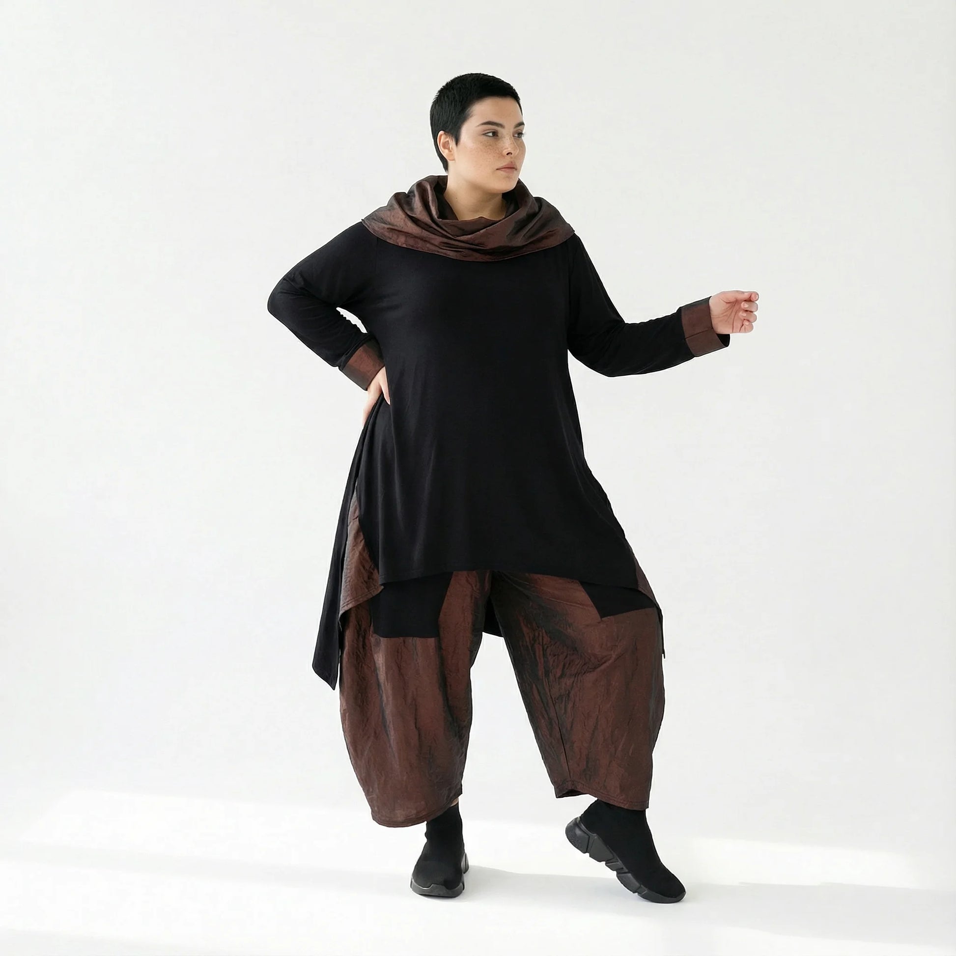 MODEARE - Asymmetrisches Oversize-Shirt in Schwarz mit kupferfarbenem Taftkragen und Nahttaschen