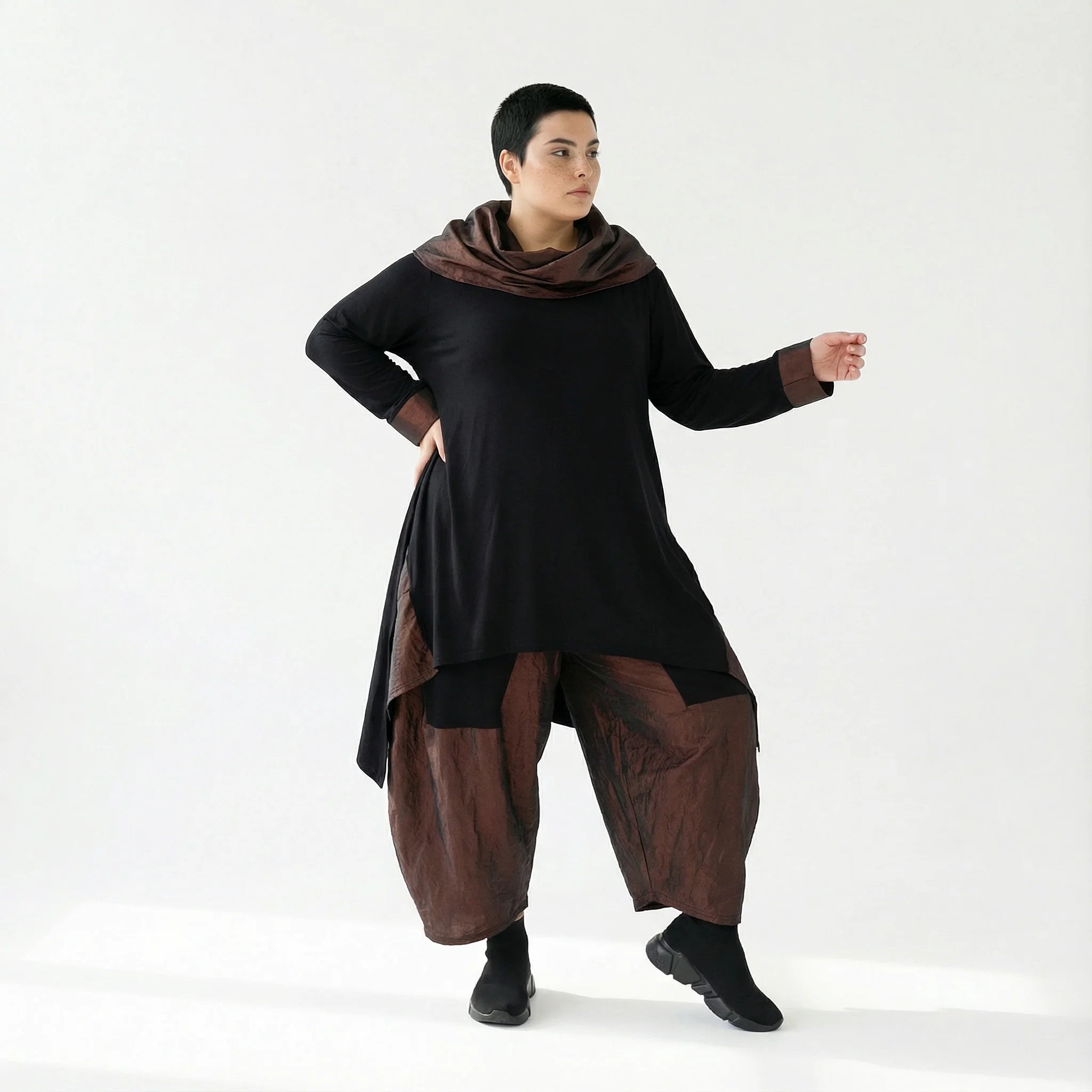 MODEARE - Asymmetrisches Oversize-Shirt in Schwarz mit kupferfarbenem Taftkragen und Nahttaschen