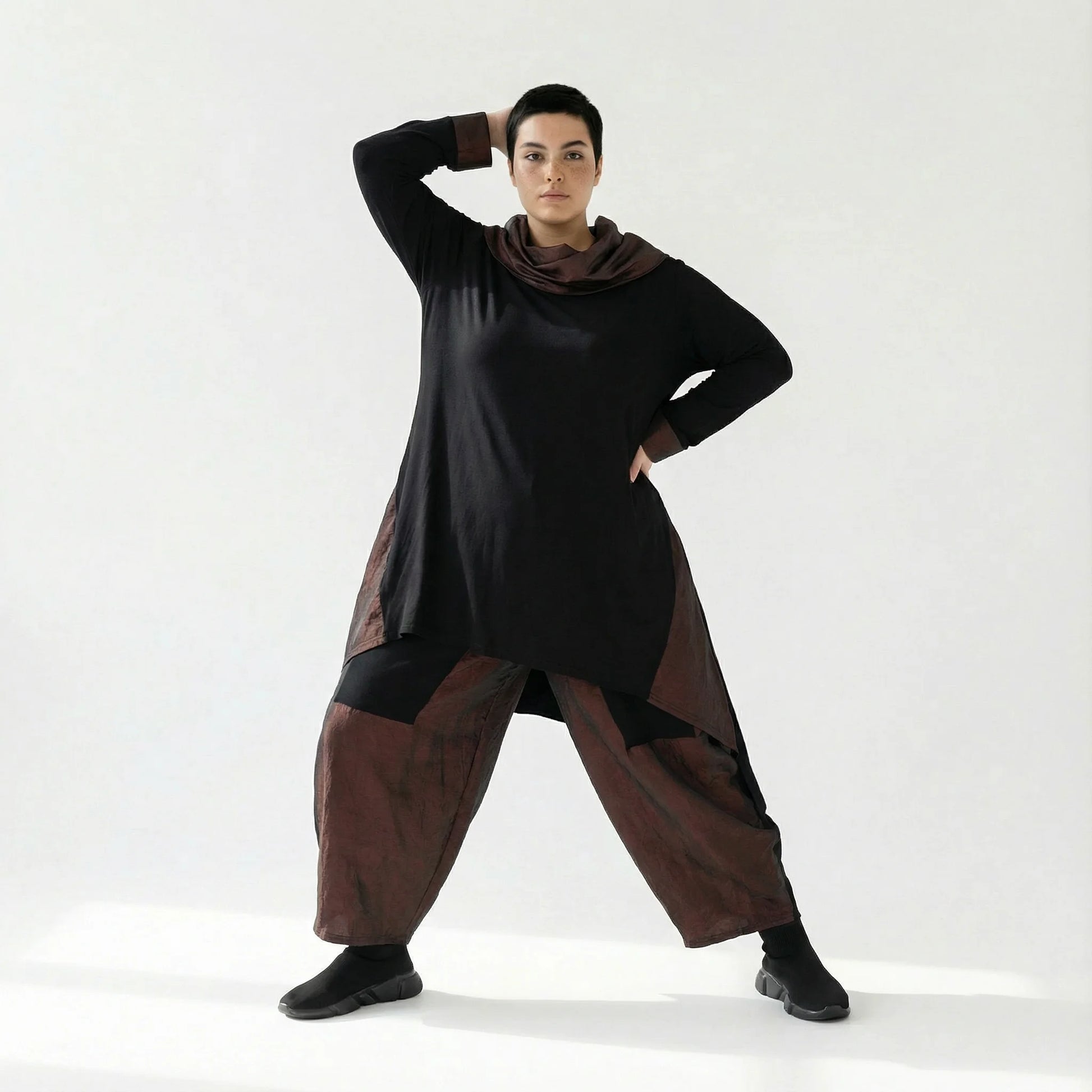 MODEARE - Asymmetrisches Oversize-Shirt in Schwarz mit kupferfarbenem Taftkragen und Nahttaschen