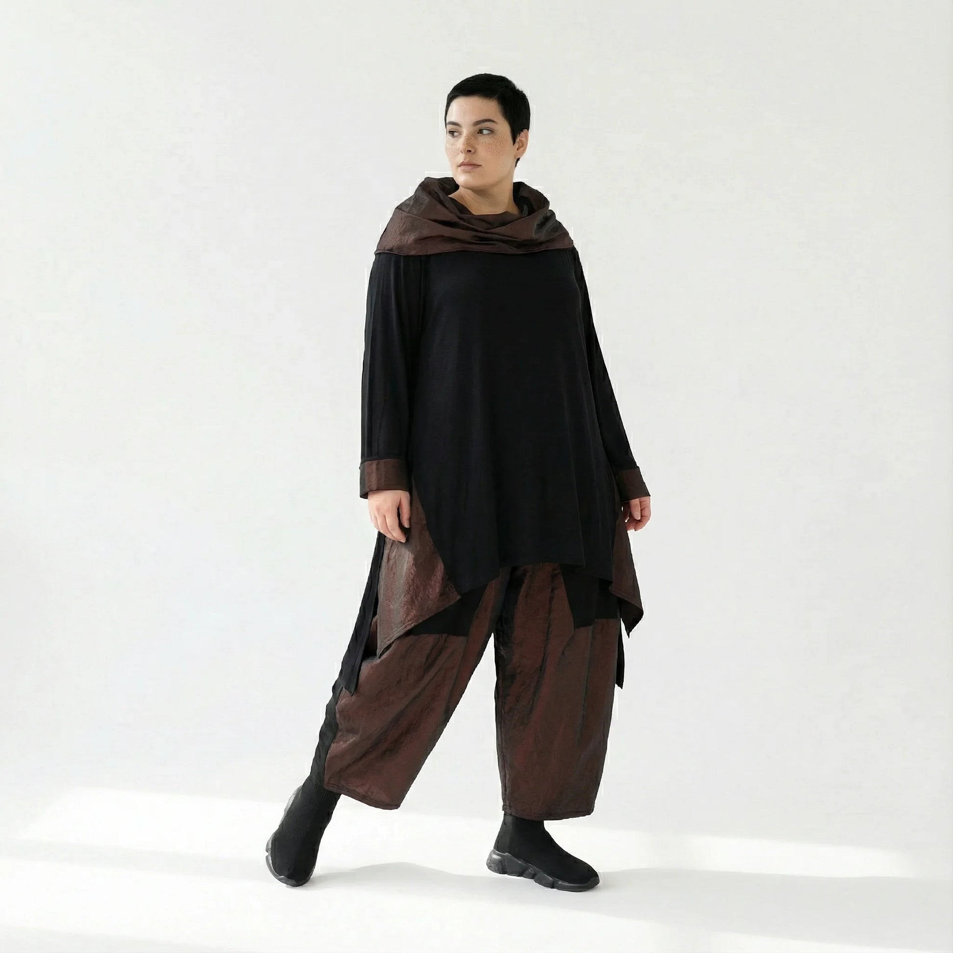 MODEARE - Asymmetrisches Oversize-Shirt in Schwarz mit kupferfarbenem Taftkragen und Nahttaschen