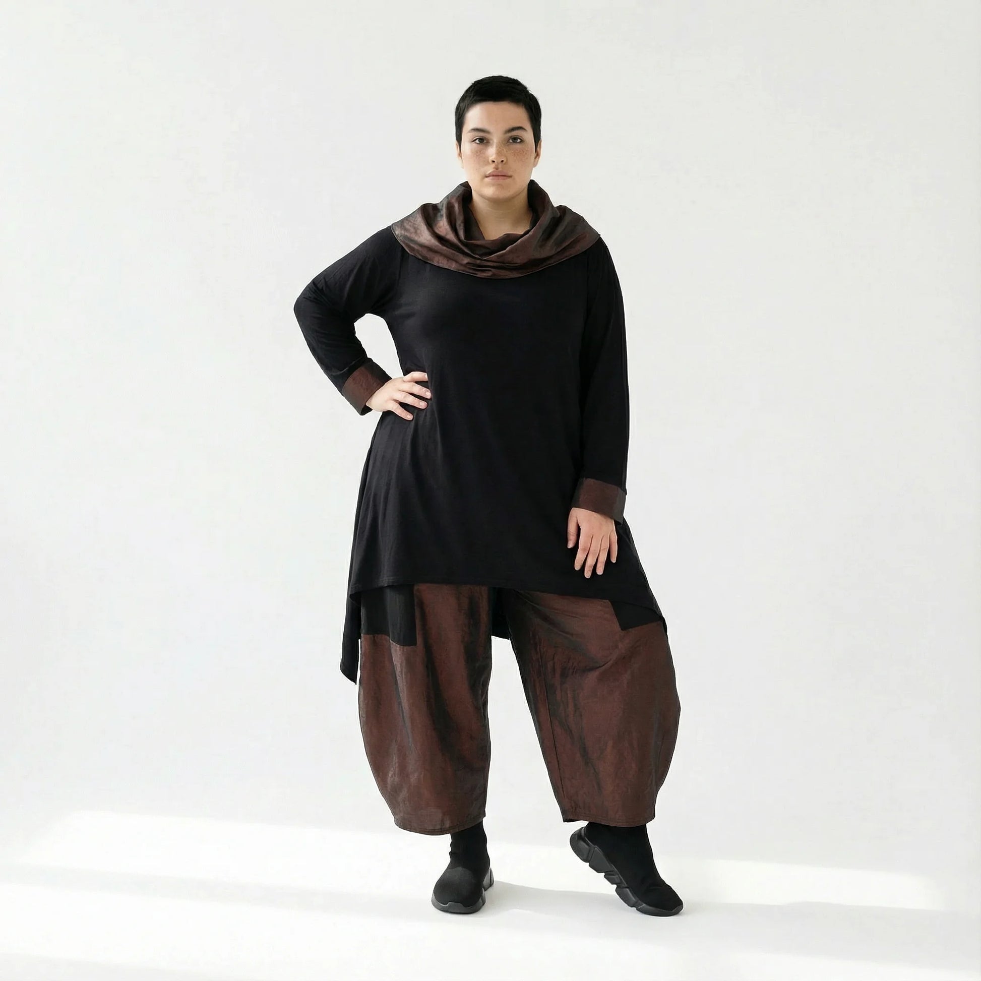 MODEARE - Asymmetrisches Oversize-Shirt in Schwarz mit kupferfarbenem Taftkragen und Nahttaschen