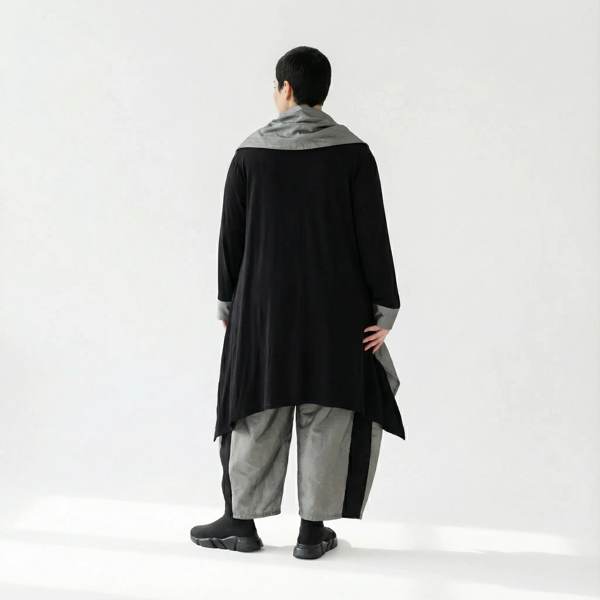 MODEARE - Asymmetrisches Oversize-Shirt in Schwarz mit Taftdetails und Nahttaschen – vorne kurz