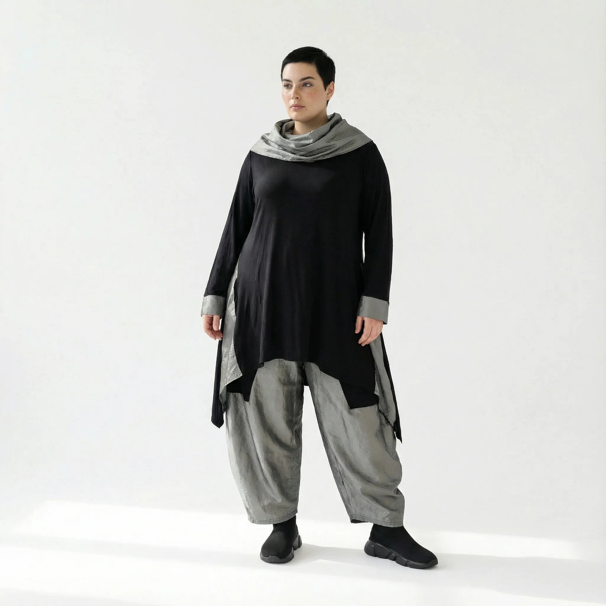 MODEARE - Asymmetrisches Oversize-Shirt in Schwarz mit Taftdetails und Nahttaschen – vorne kurz