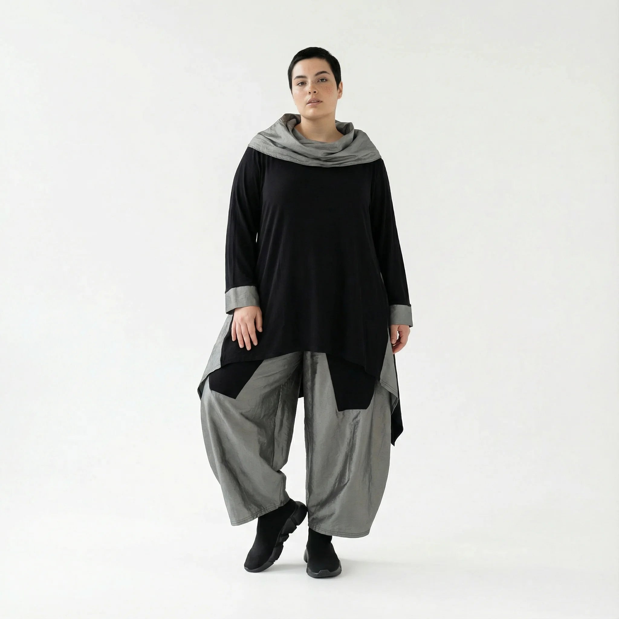 MODEARE - Asymmetrisches Oversize-Shirt in Schwarz mit Taftdetails und Nahttaschen – vorne kurz
