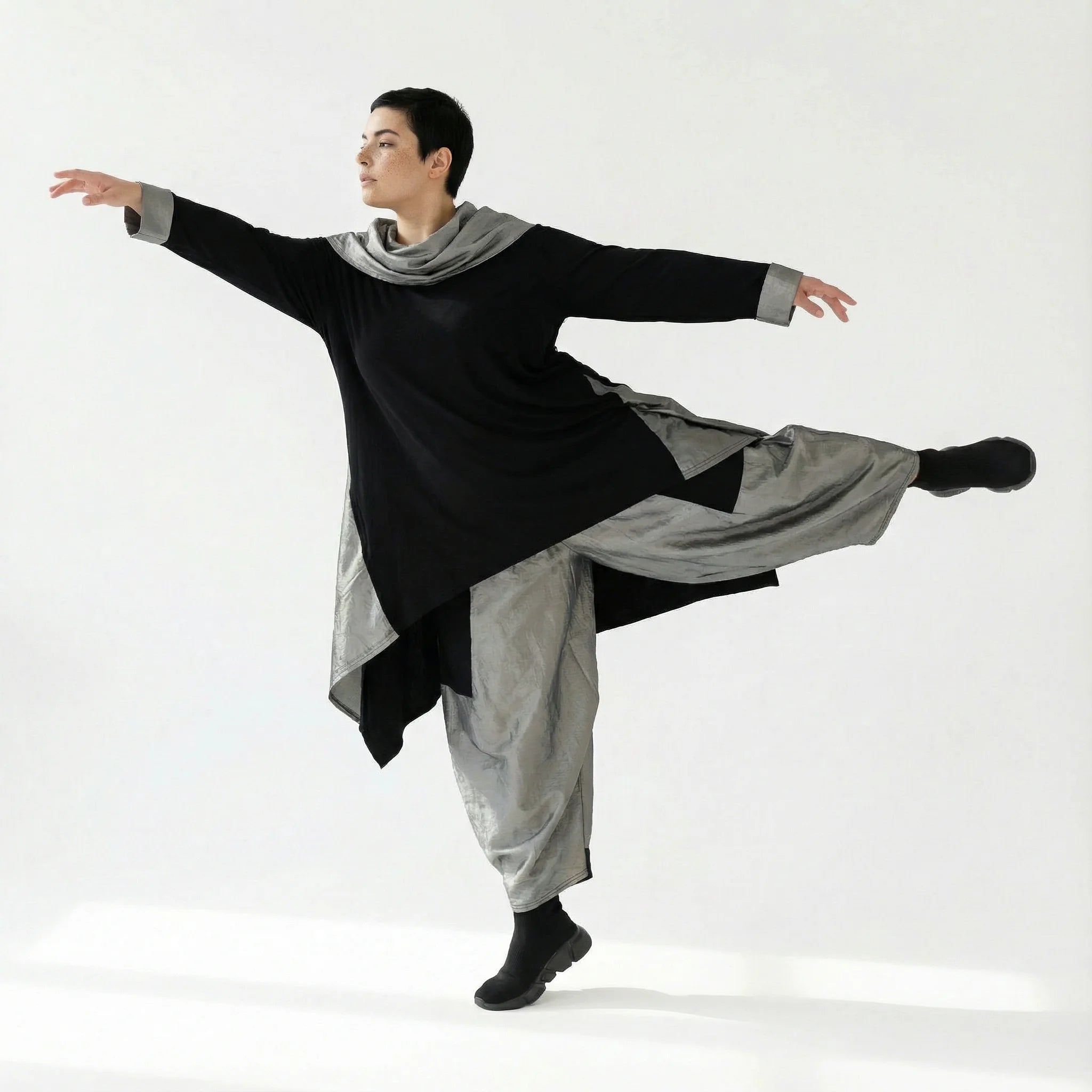 MODEARE - Asymmetrisches Oversize-Shirt in Schwarz mit Taftdetails und Nahttaschen – vorne kurz