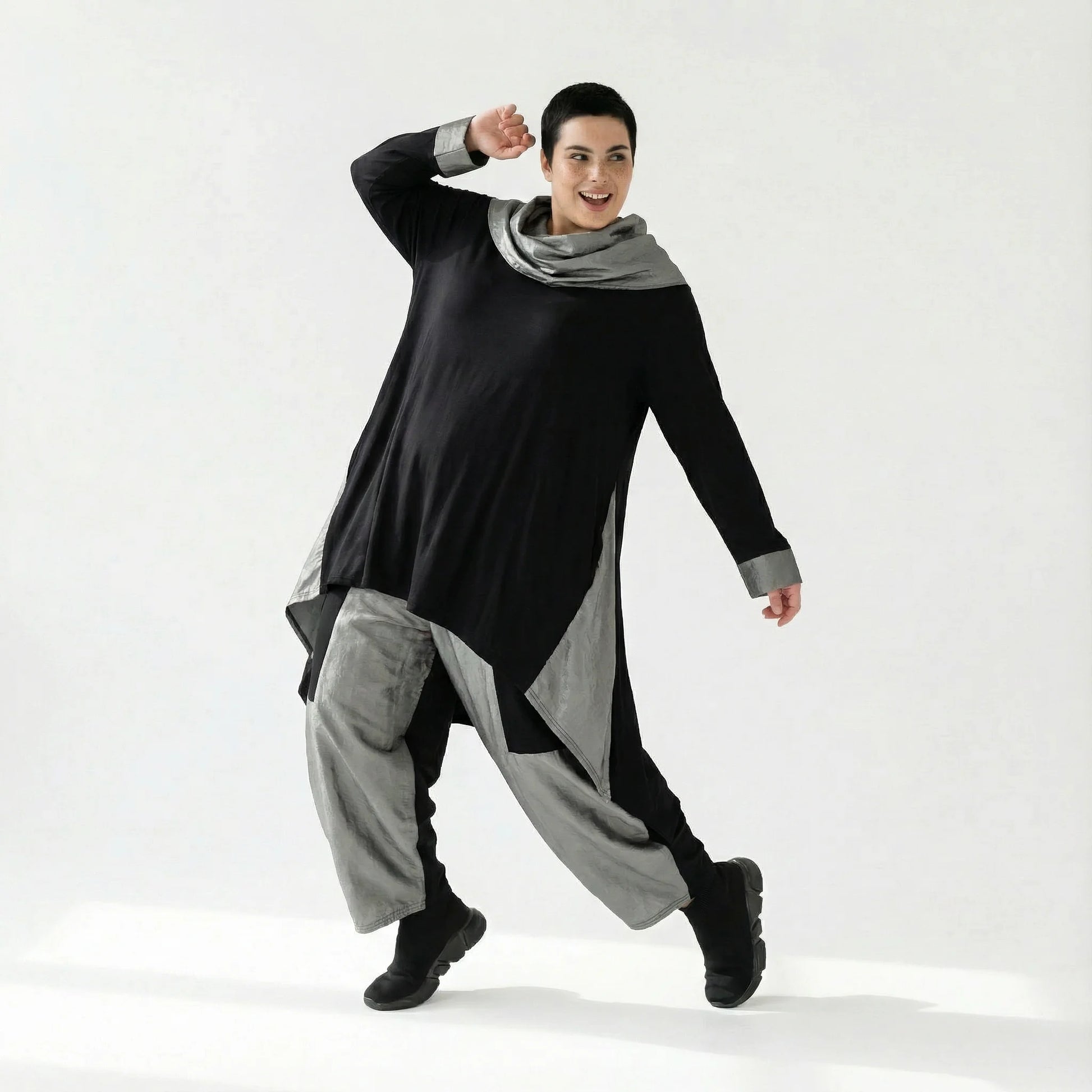 MODEARE - Asymmetrisches Oversize-Shirt in Schwarz mit Taftdetails und Nahttaschen – vorne kurz