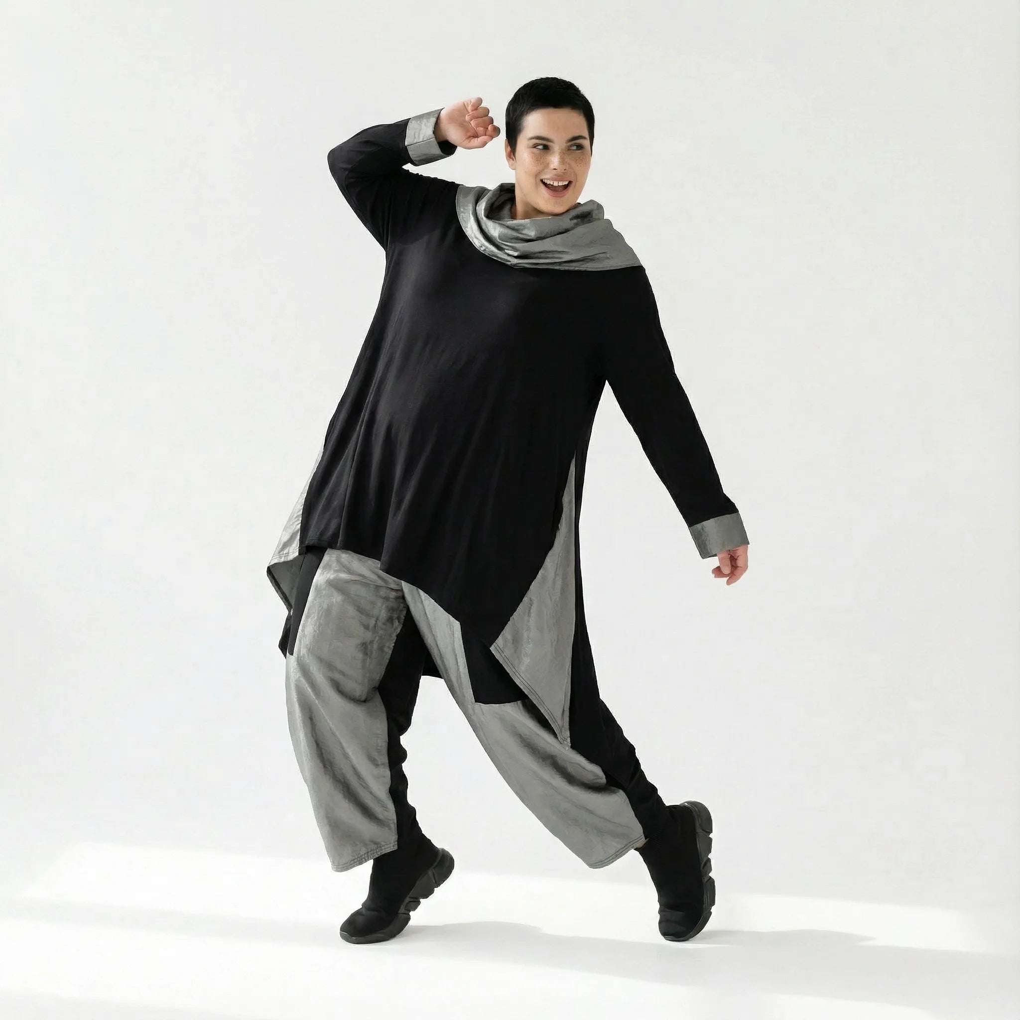 MODEARE - Asymmetrisches Oversize-Shirt in Schwarz mit Taftdetails und Nahttaschen – vorne kurz