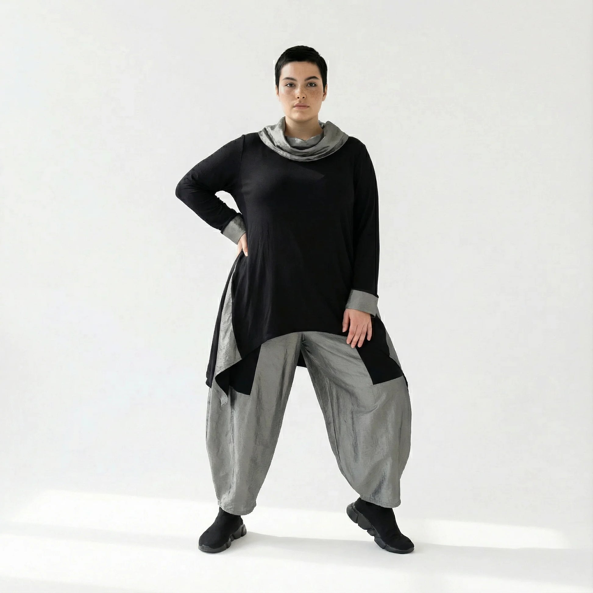 MODEARE - Asymmetrisches Oversize-Shirt in Schwarz mit Taftdetails und Nahttaschen – vorne kurz