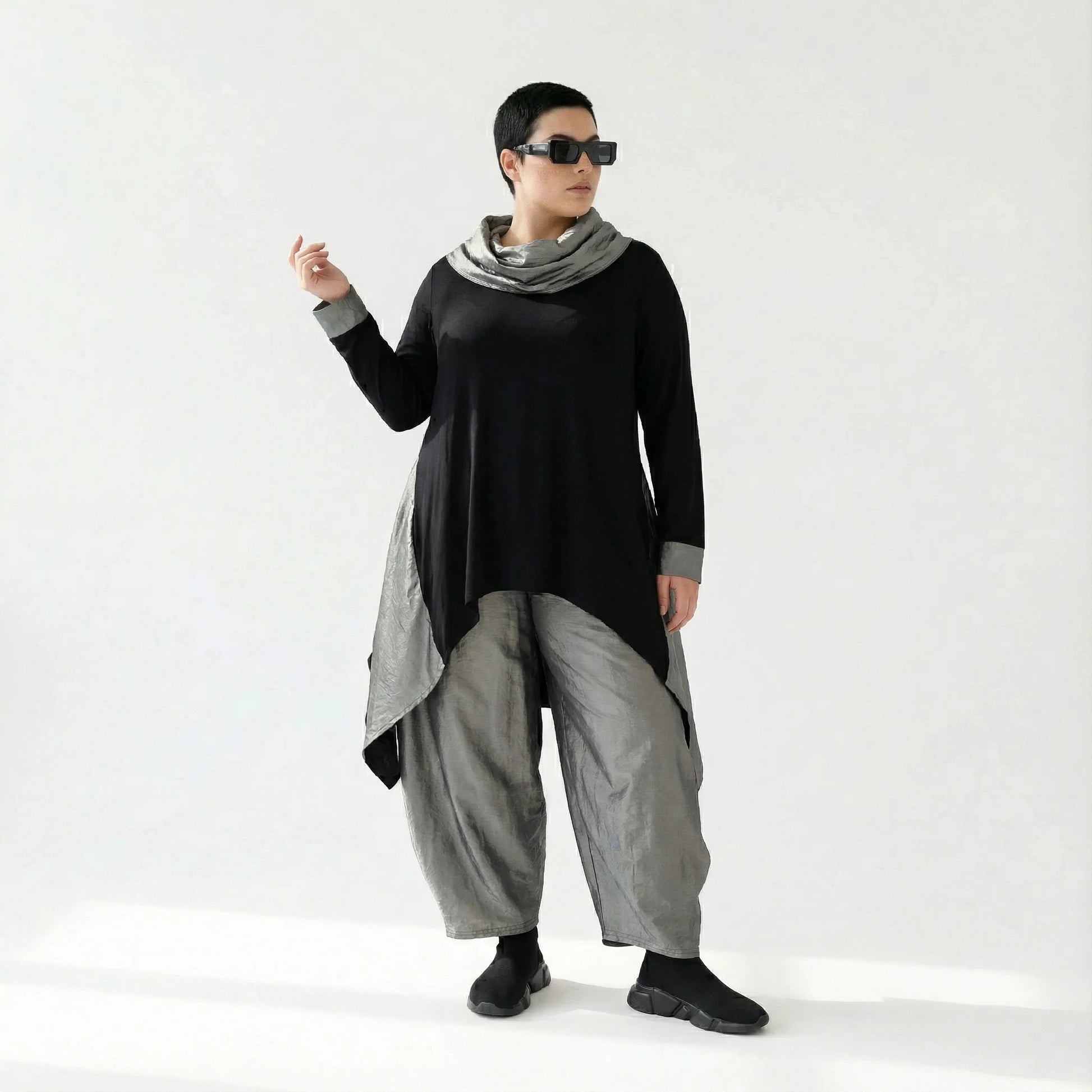 MODEARE - Asymmetrisches Oversize-Shirt in Schwarz mit Taftdetails und Nahttaschen – vorne kurz