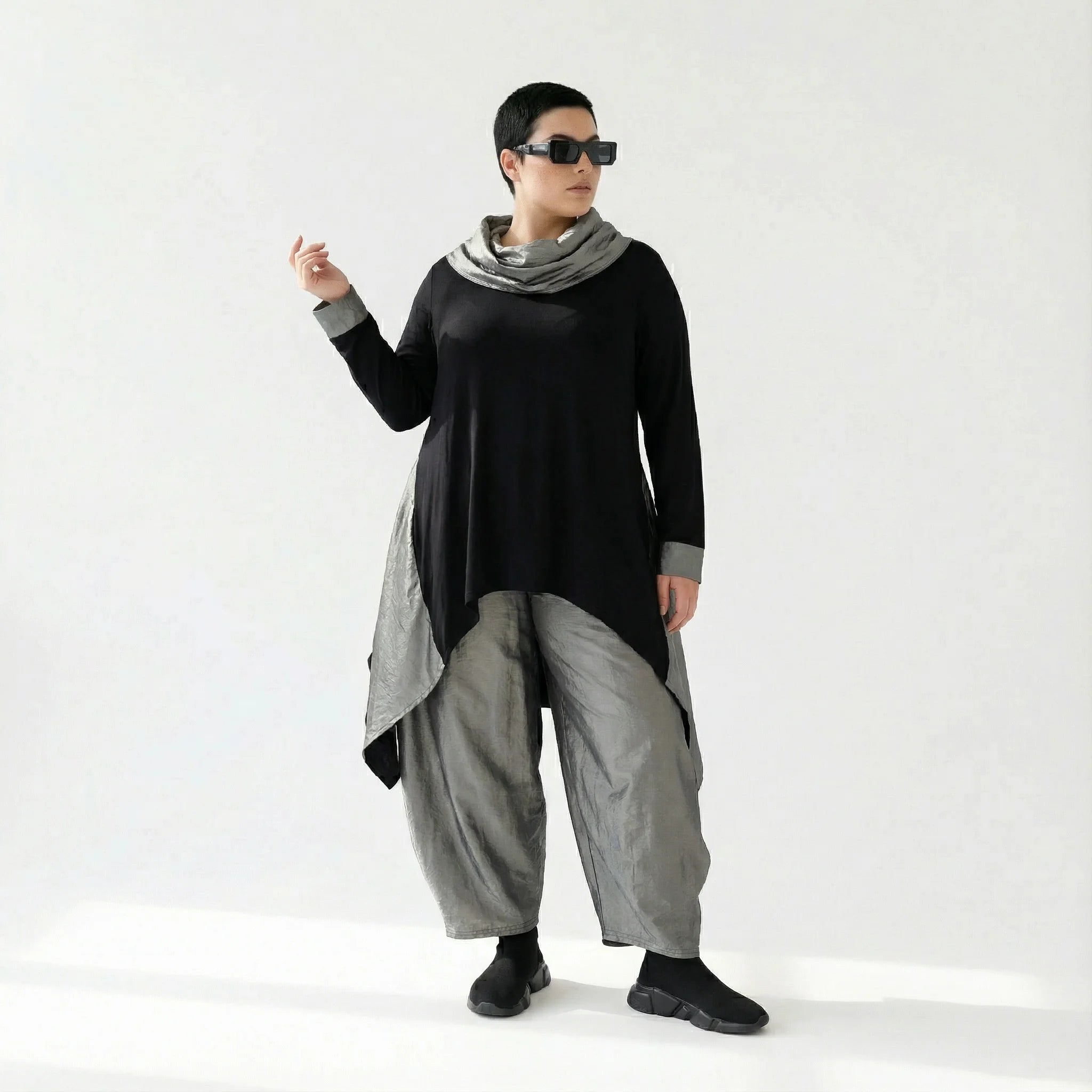 MODEARE - Asymmetrisches Oversize-Shirt in Schwarz mit Taftdetails und Nahttaschen – vorne kurz