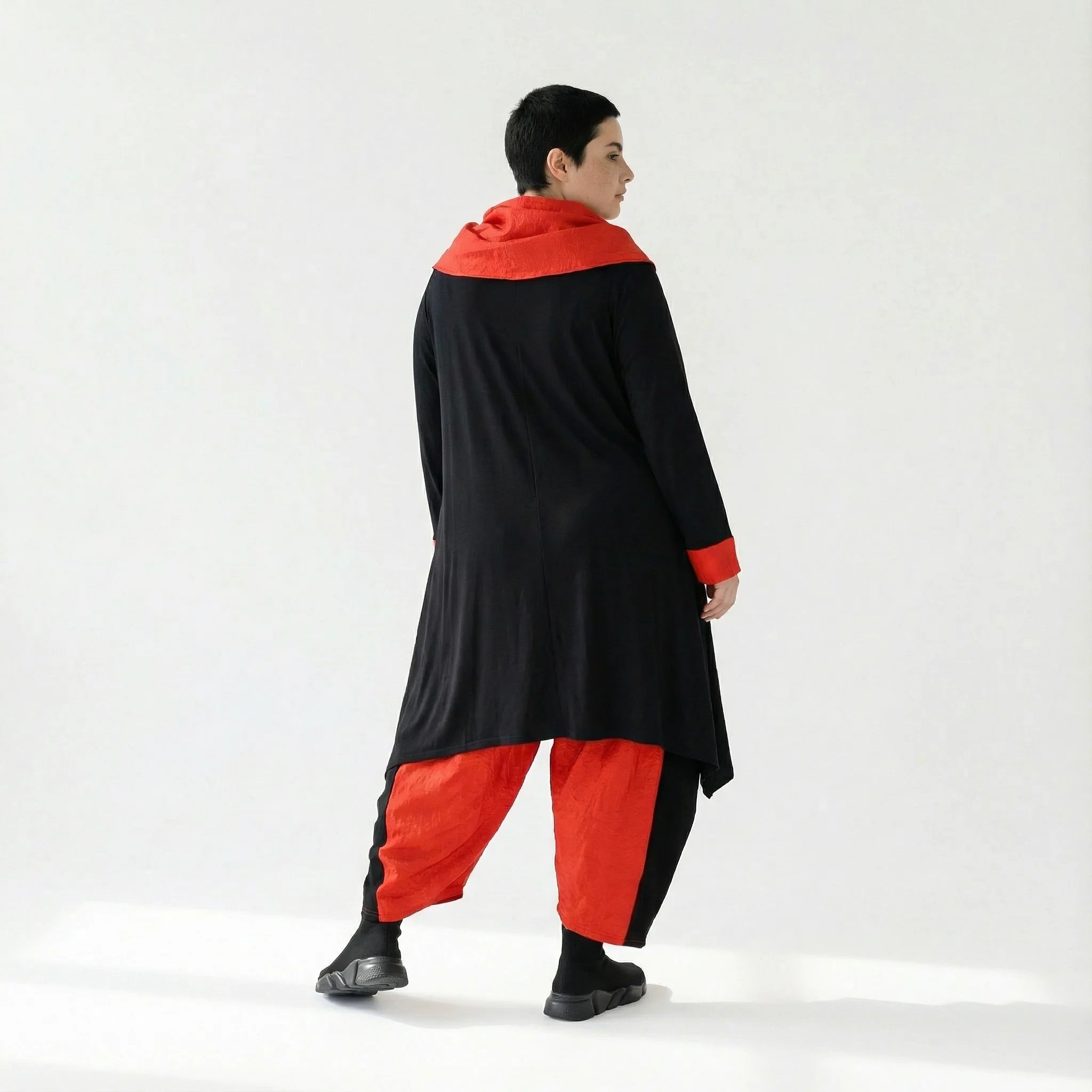 Asymmetrisches Oversize-Shirt aus Viskose-Taft Mix für Winter – AKH Premium Shirt bei Modeare jetzt entdecken