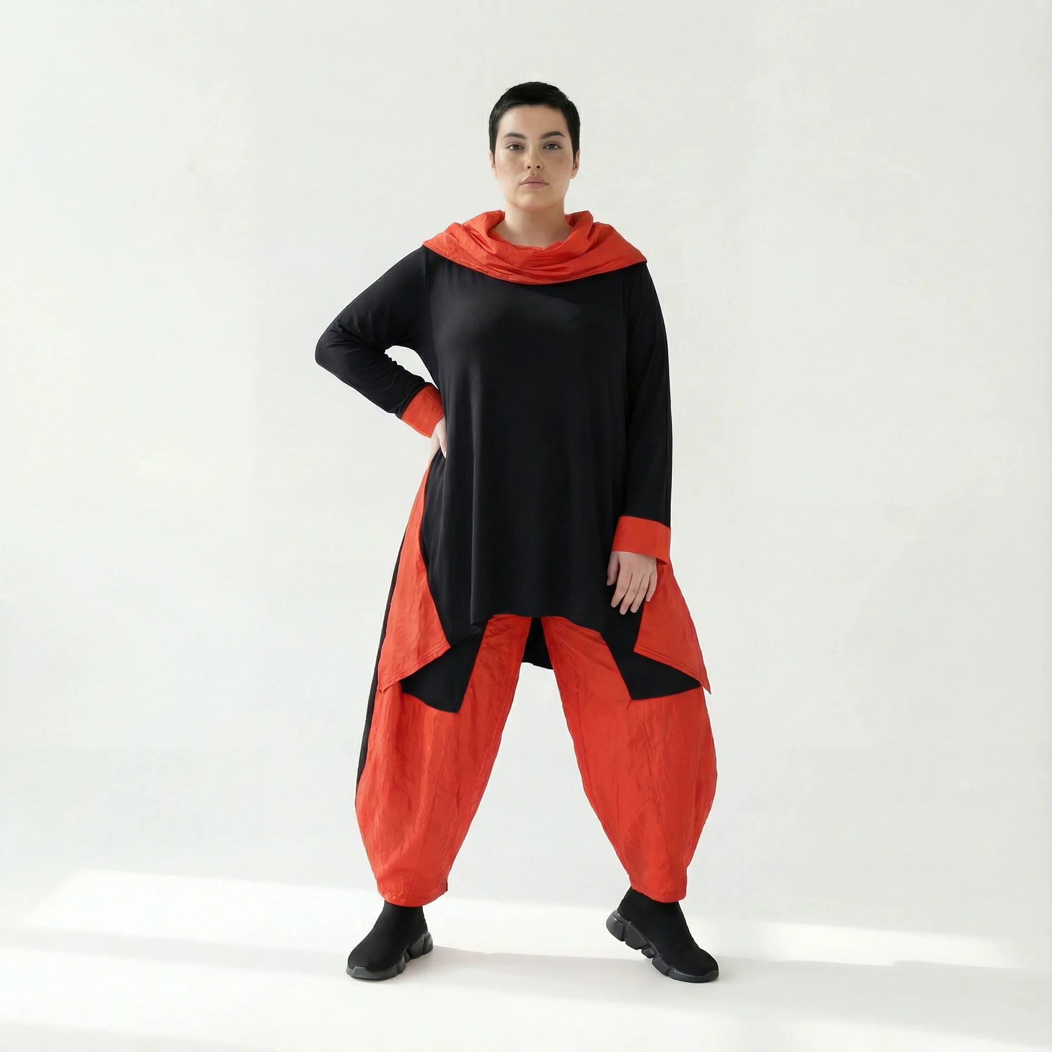 Asymmetrisches Oversize-Shirt aus Viskose-Taft Mix für Winter – AKH Premium Shirt bei Modeare jetzt entdecken