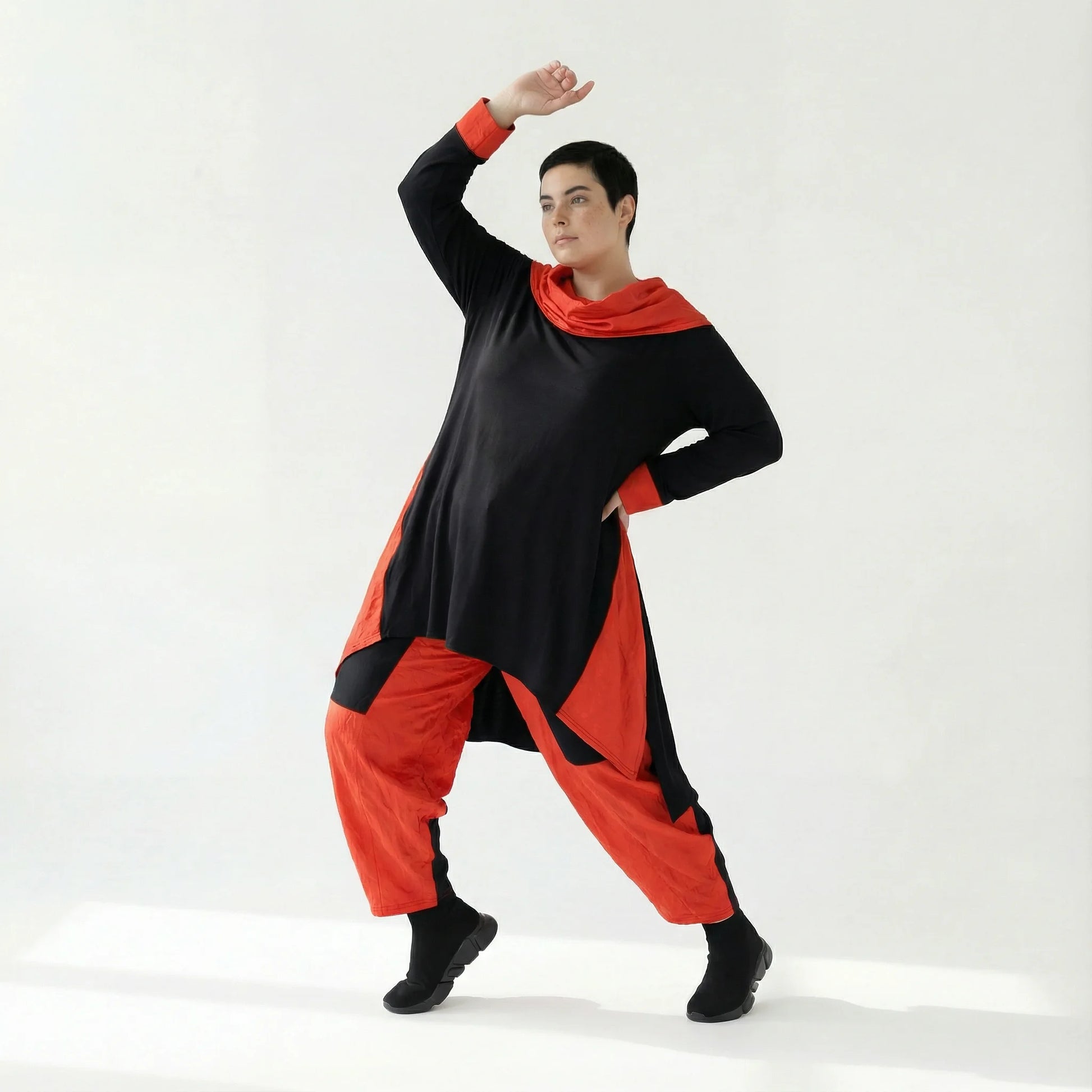 Asymmetrisches Oversize-Shirt aus Viskose-Taft Mix für Winter – AKH Premium Shirt bei Modeare jetzt entdecken