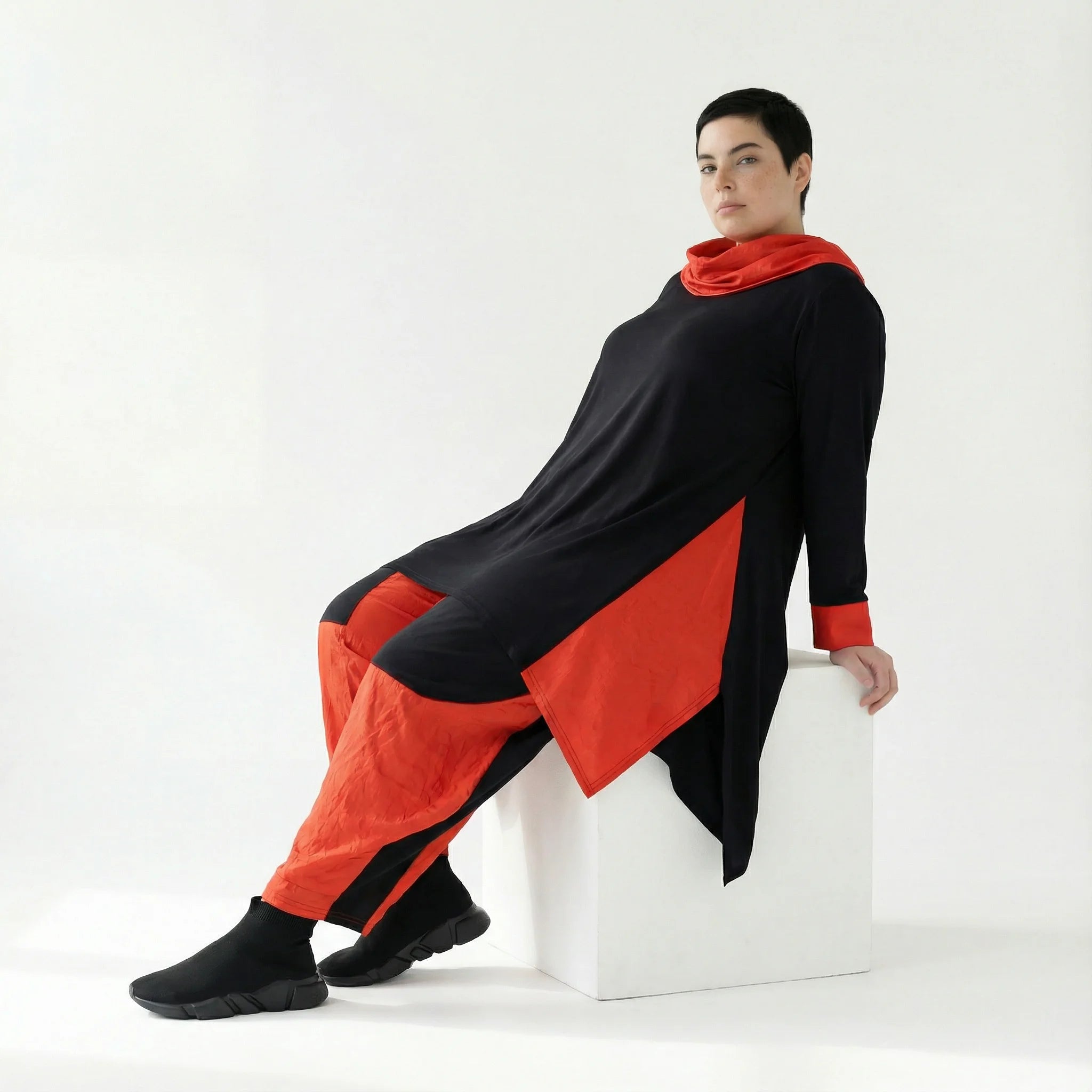 Asymmetrisches Oversize-Shirt aus Viskose-Taft Mix für Winter – AKH Premium Shirt bei Modeare jetzt entdecken