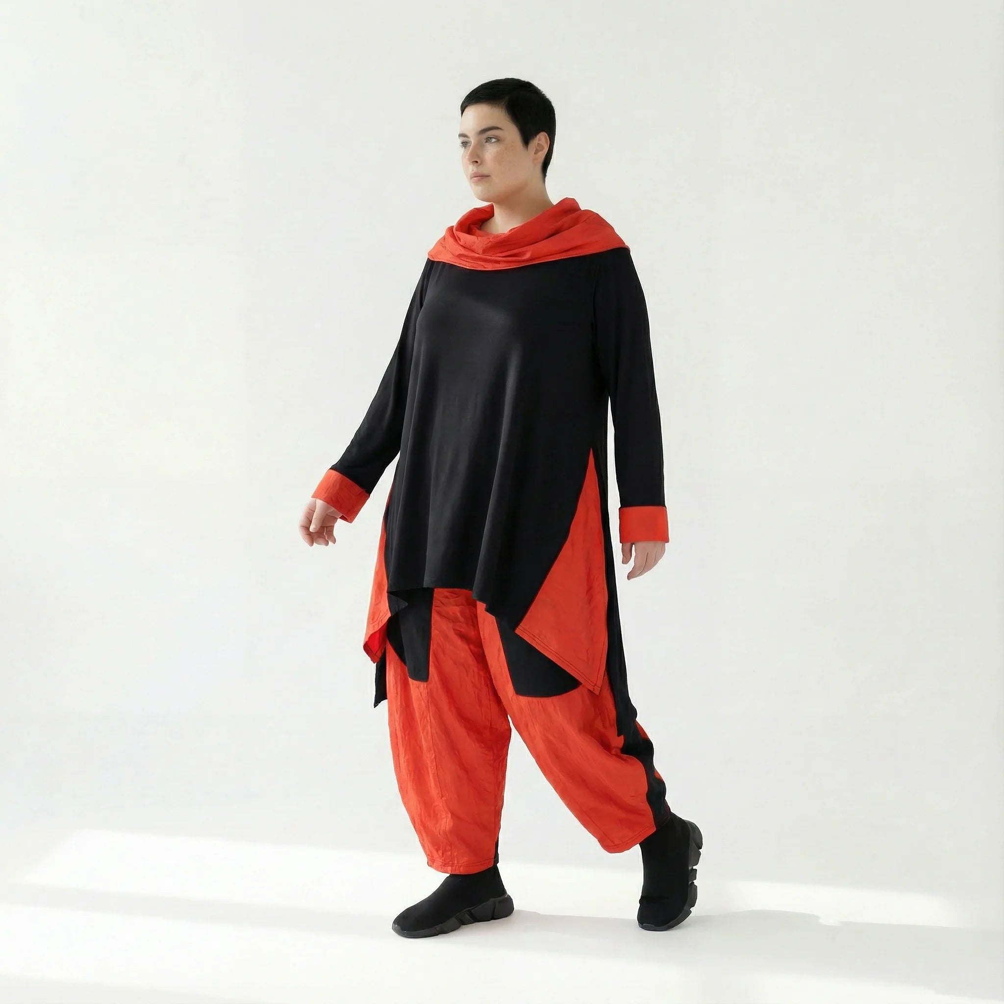 Asymmetrisches Oversize-Shirt aus Viskose-Taft Mix für Winter – AKH Premium Shirt bei Modeare jetzt entdecken