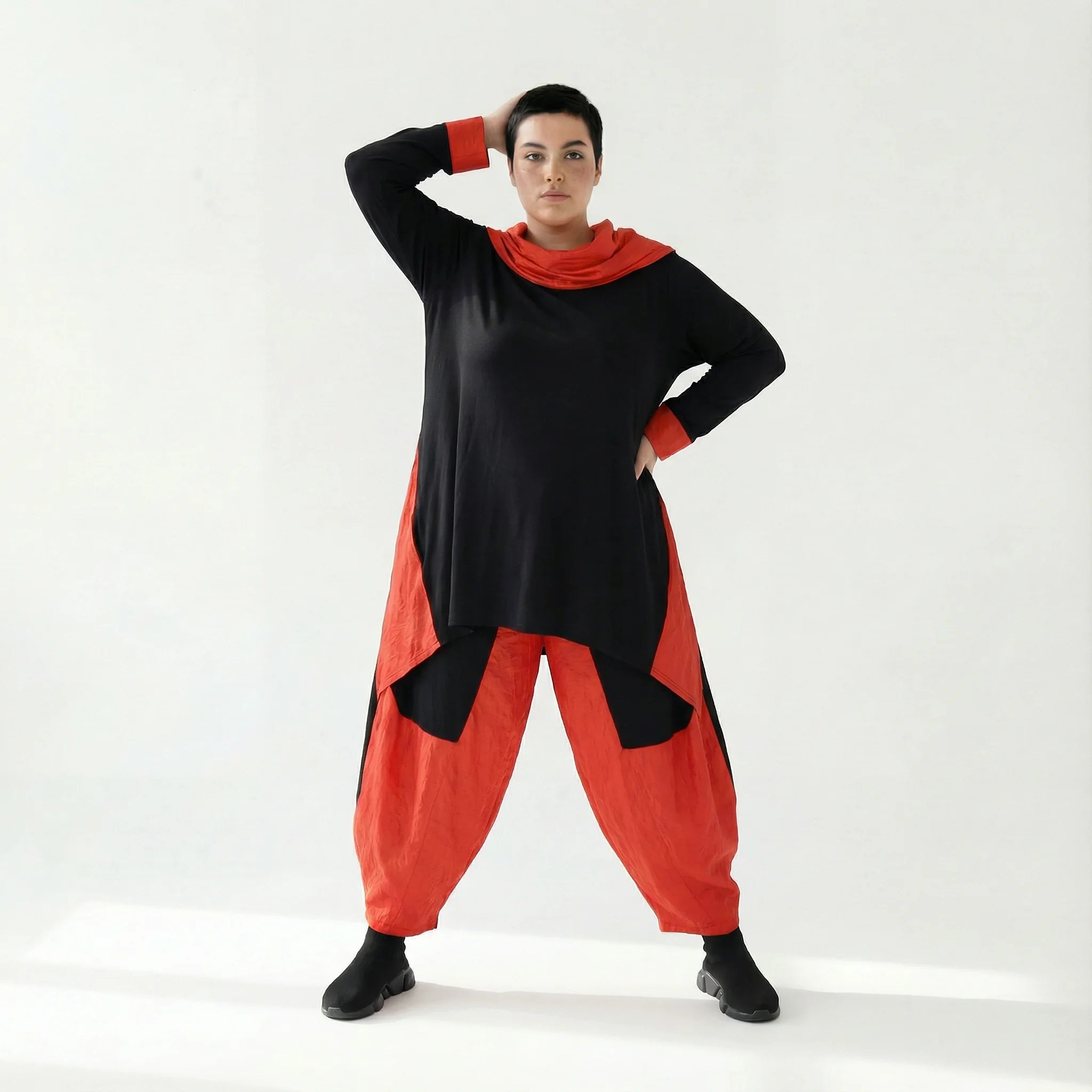 Asymmetrisches Oversize-Shirt aus Viskose-Taft Mix für Winter – AKH Premium Shirt bei Modeare jetzt entdecken