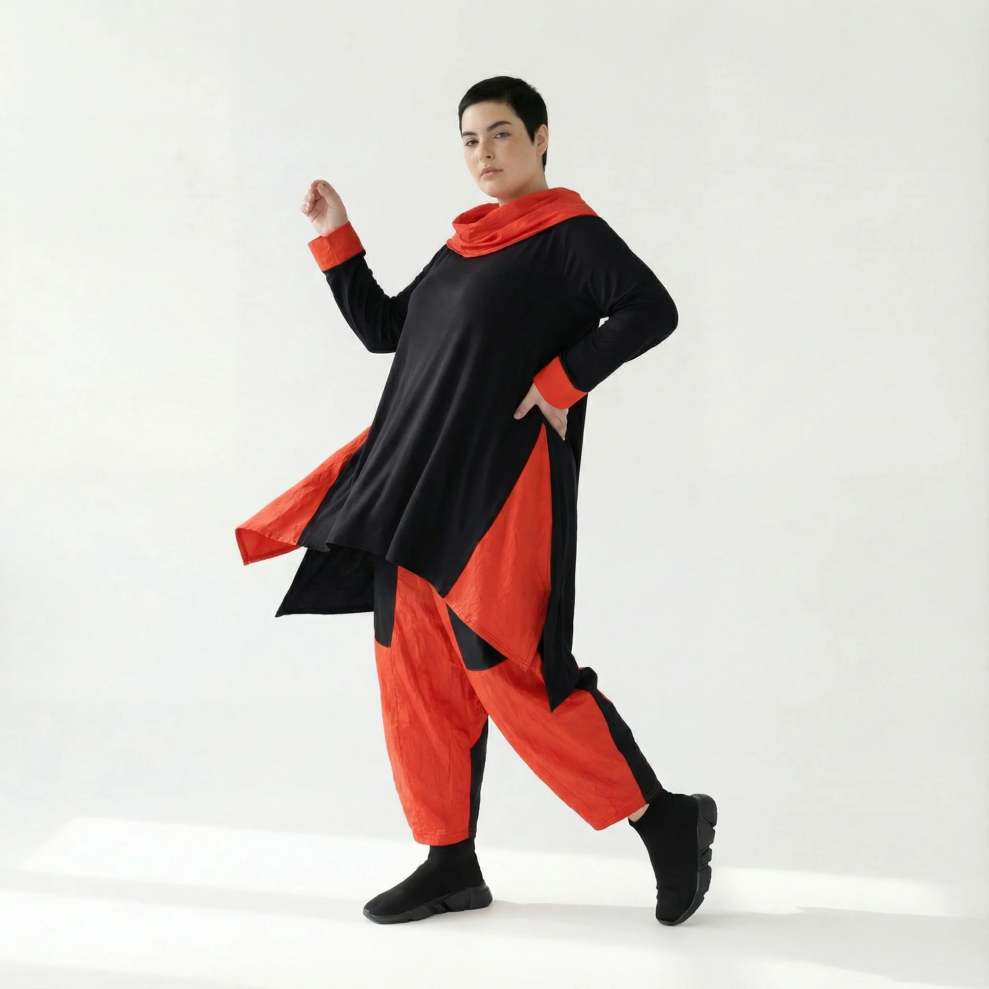 Asymmetrisches Oversize-Shirt aus Viskose-Taft Mix für Winter – AKH Premium Shirt bei Modeare jetzt entdecken