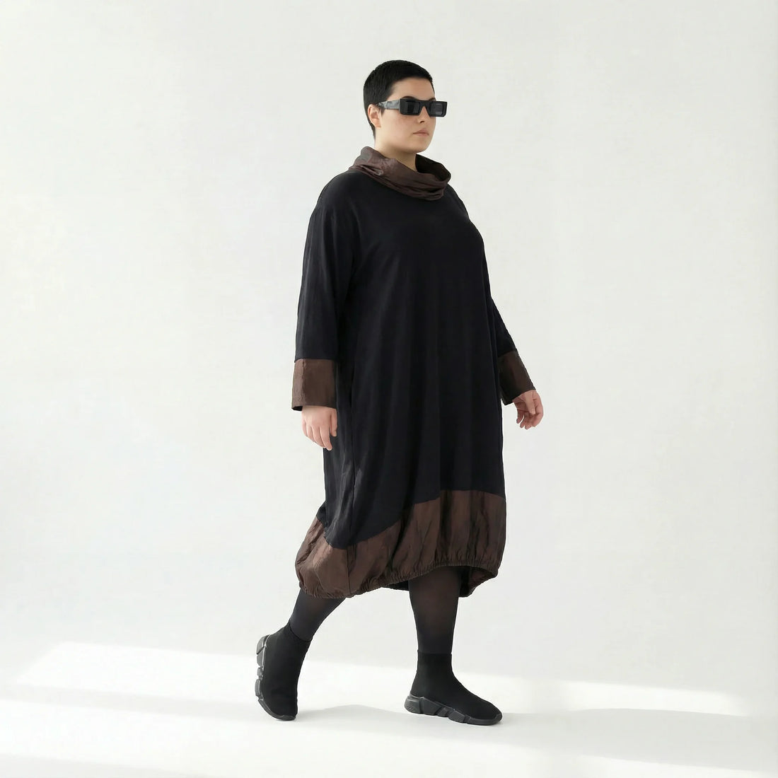 MODEARE - Oversize-Kleid in Schwarz-Braun mit Memorytaft-Details und Raffelement am Rücken