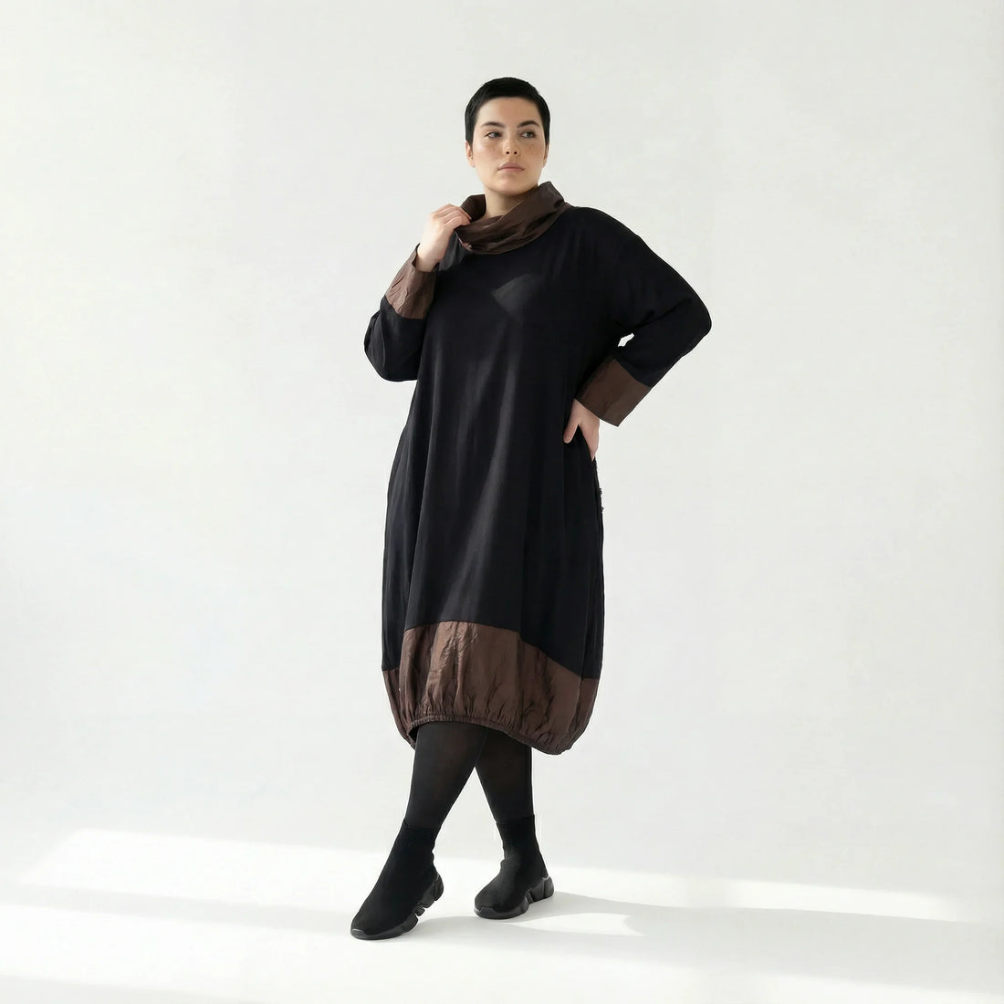 MODEARE - Oversize-Kleid in Schwarz-Braun mit Memorytaft-Details und Raffelement am Rücken