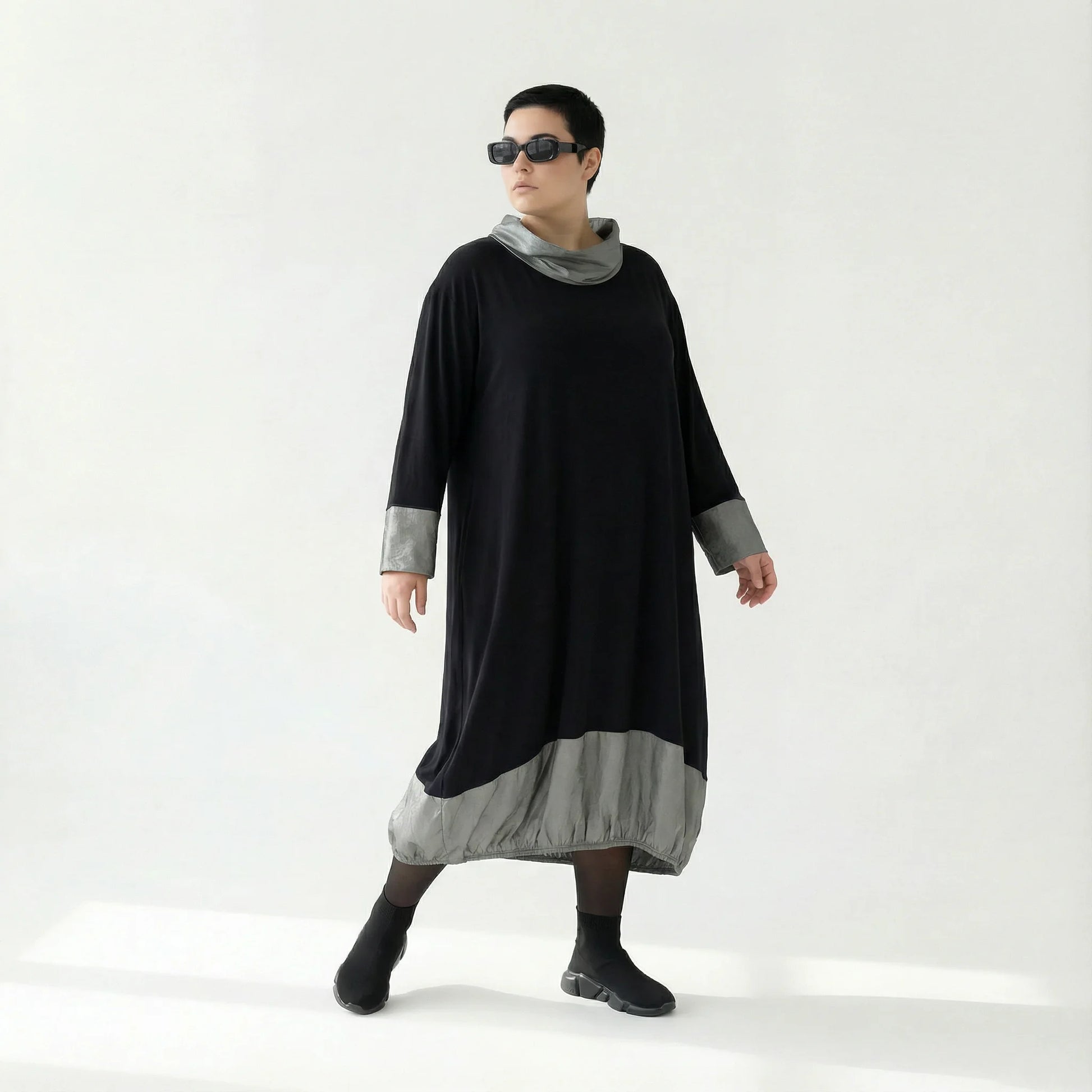 MODEARE - Oversize-Kleid mit Taftdetails und Stehkragen in Schwarz-Silber aus feiner Viskose