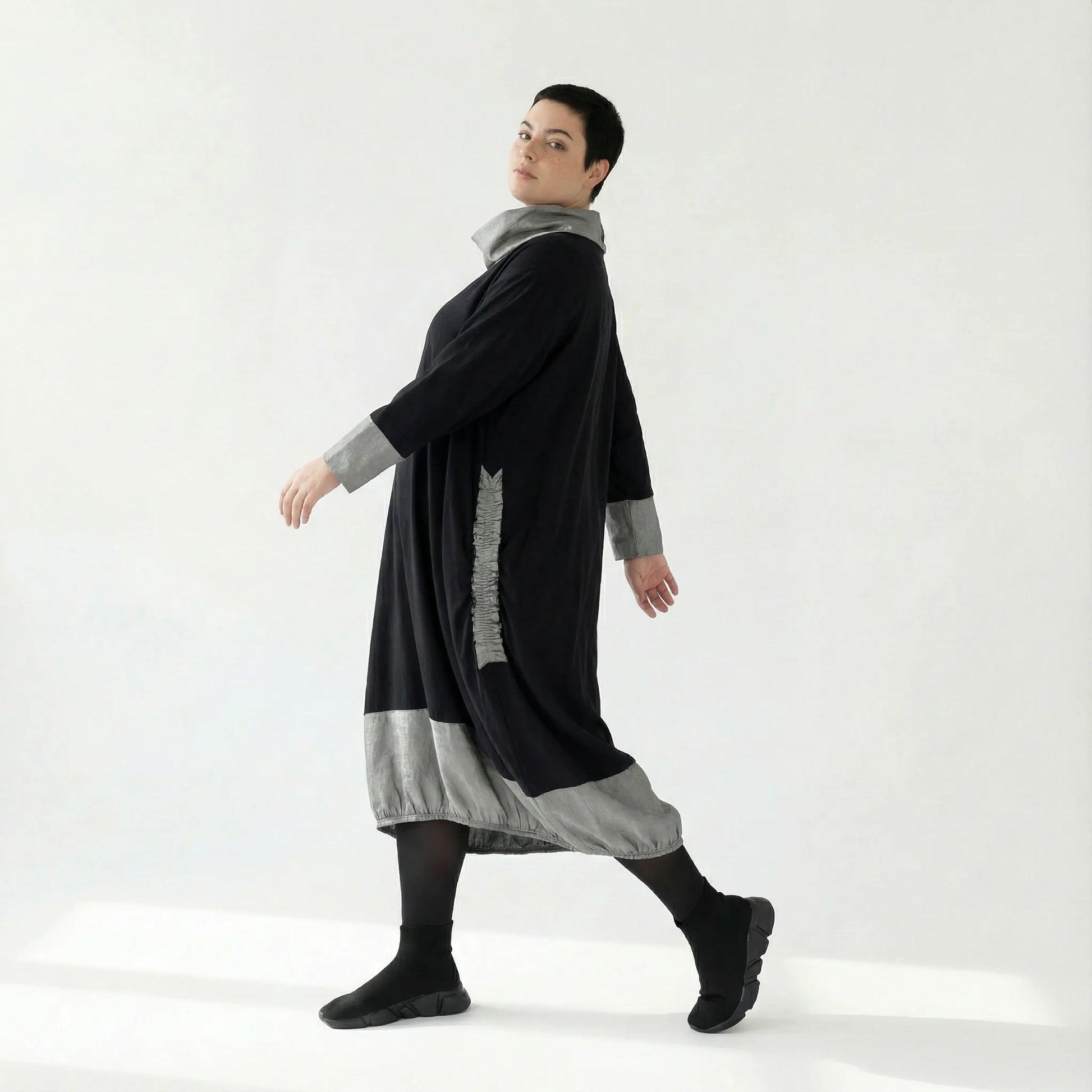 MODEARE - Oversize-Kleid mit Taftdetails und Stehkragen in Schwarz-Silber aus feiner Viskose