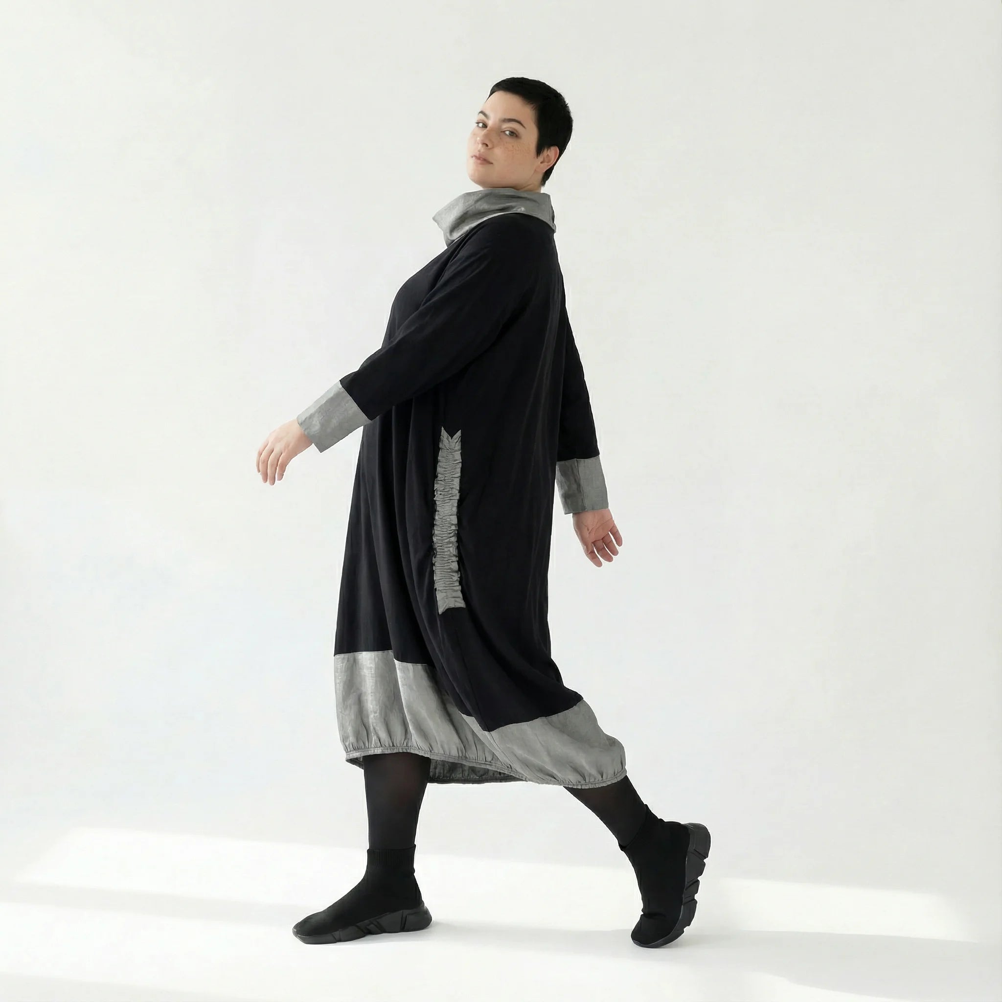 MODEARE - Oversize-Kleid mit Taftdetails und Stehkragen in Schwarz-Silber aus feiner Viskose