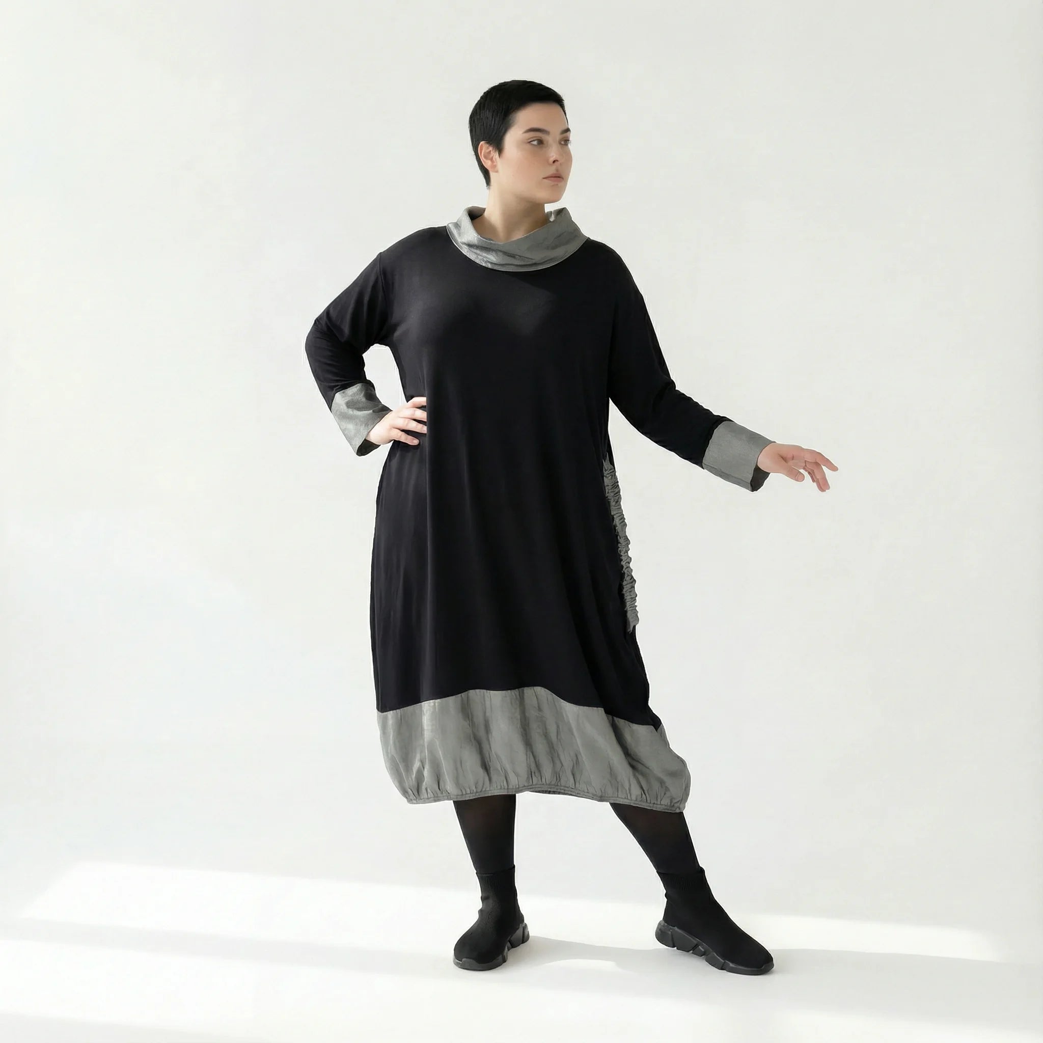 MODEARE - Oversize-Kleid mit Taftdetails und Stehkragen in Schwarz-Silber aus feiner Viskose