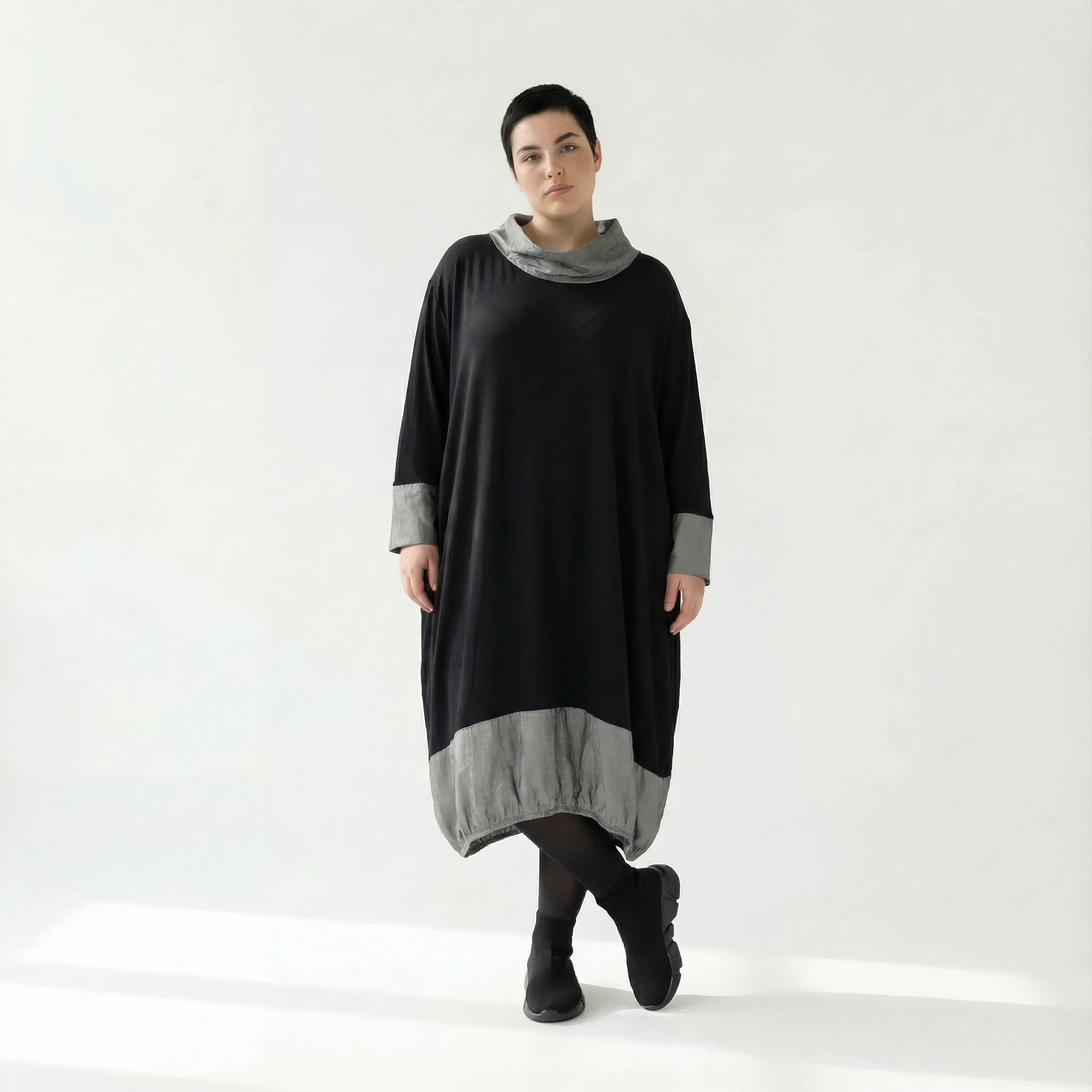 MODEARE - Oversize-Kleid mit Taftdetails und Stehkragen in Schwarz-Silber aus feiner Viskose