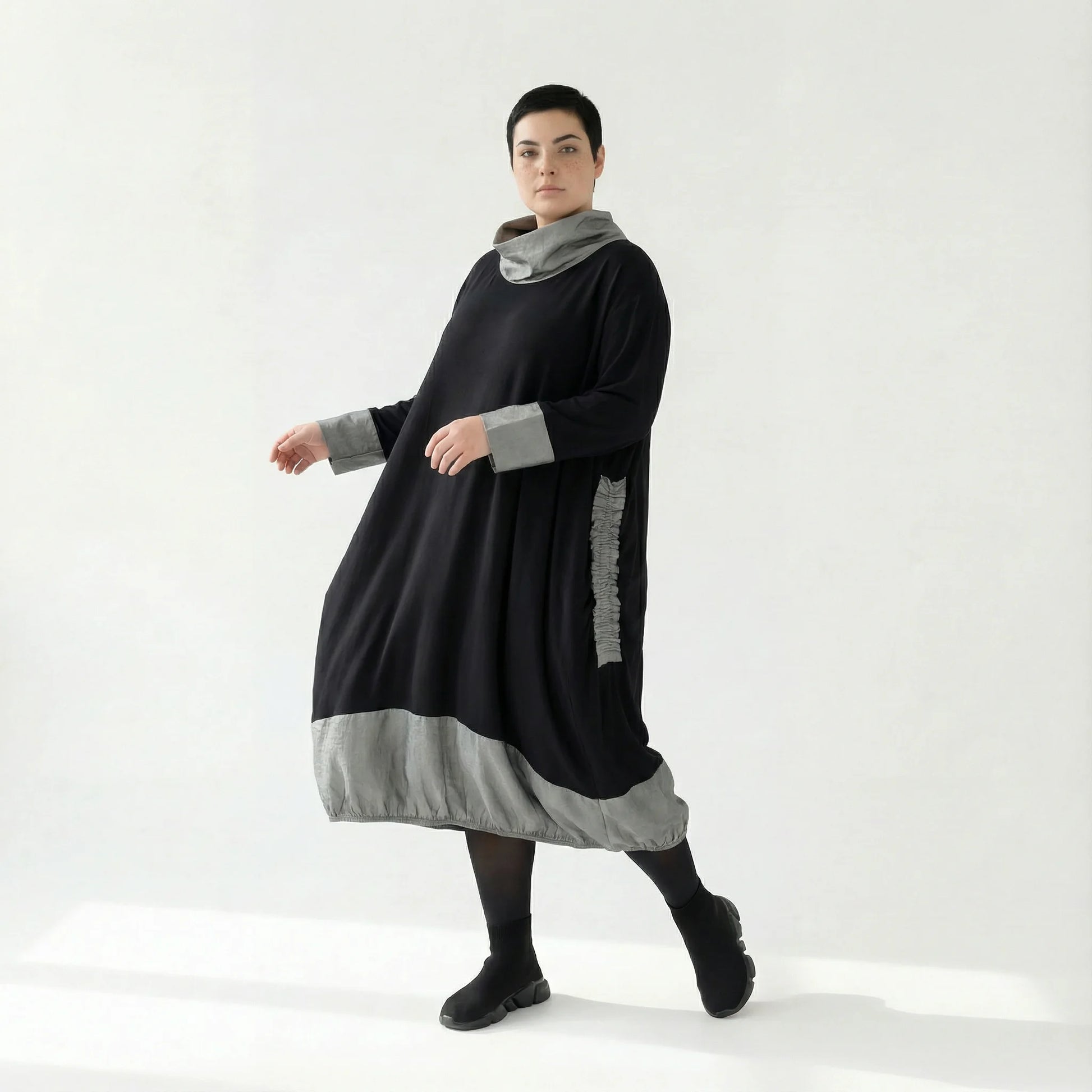 MODEARE - Oversize-Kleid mit Taftdetails und Stehkragen in Schwarz-Silber aus feiner Viskose