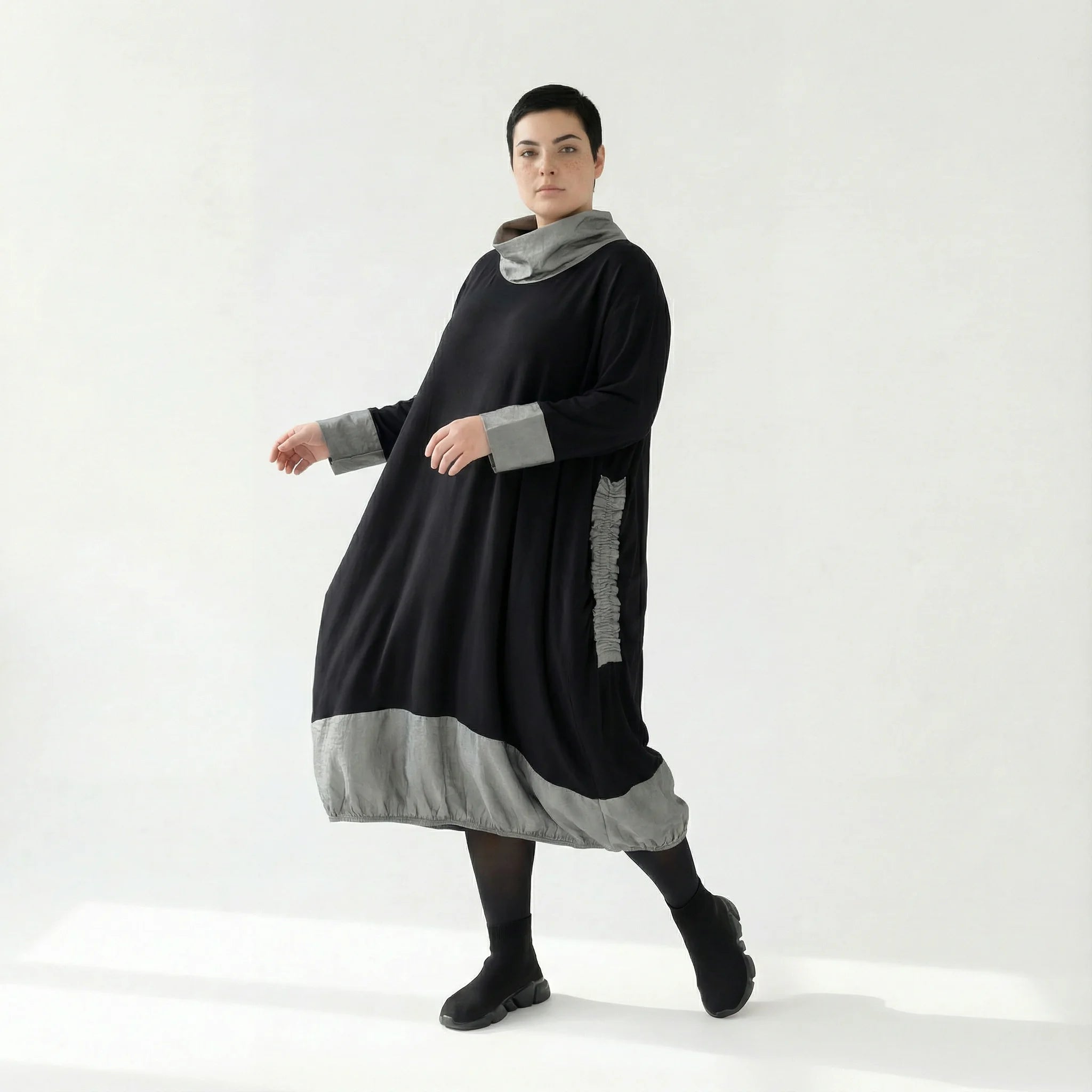 MODEARE - Oversize-Kleid mit Taftdetails und Stehkragen in Schwarz-Silber aus feiner Viskose