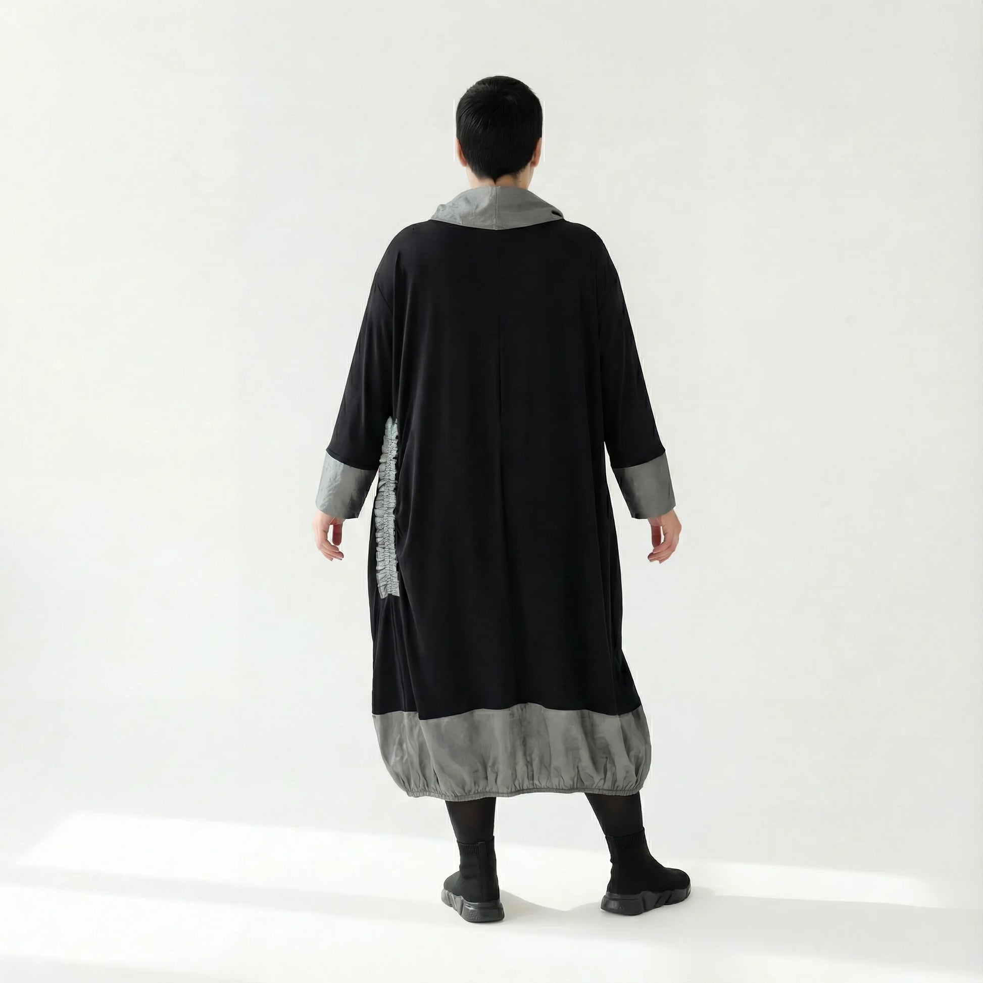 MODEARE - Oversize-Kleid mit Taftdetails und Stehkragen in Schwarz-Silber aus feiner Viskose