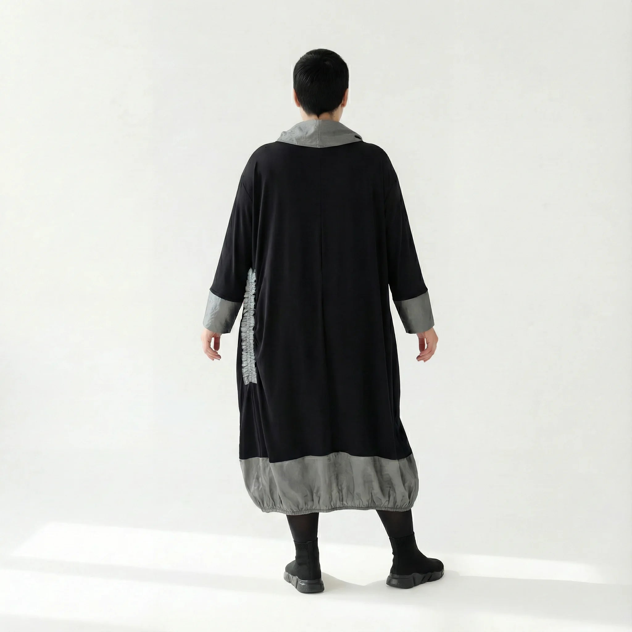 MODEARE - Oversize-Kleid mit Taftdetails und Stehkragen in Schwarz-Silber aus feiner Viskose