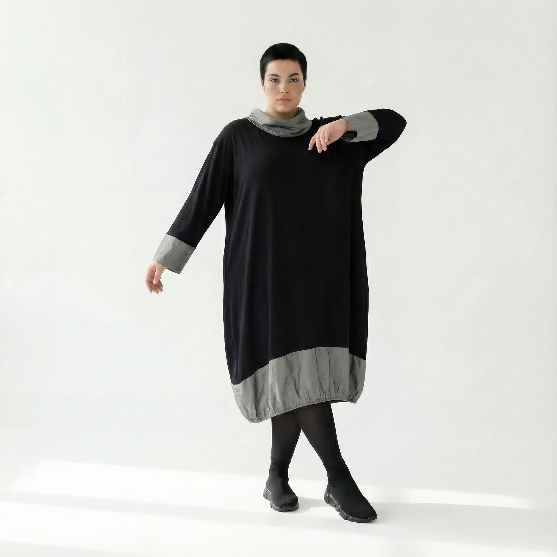 MODEARE - Oversize-Kleid mit Taftdetails und Stehkragen in Schwarz-Silber aus feiner Viskose