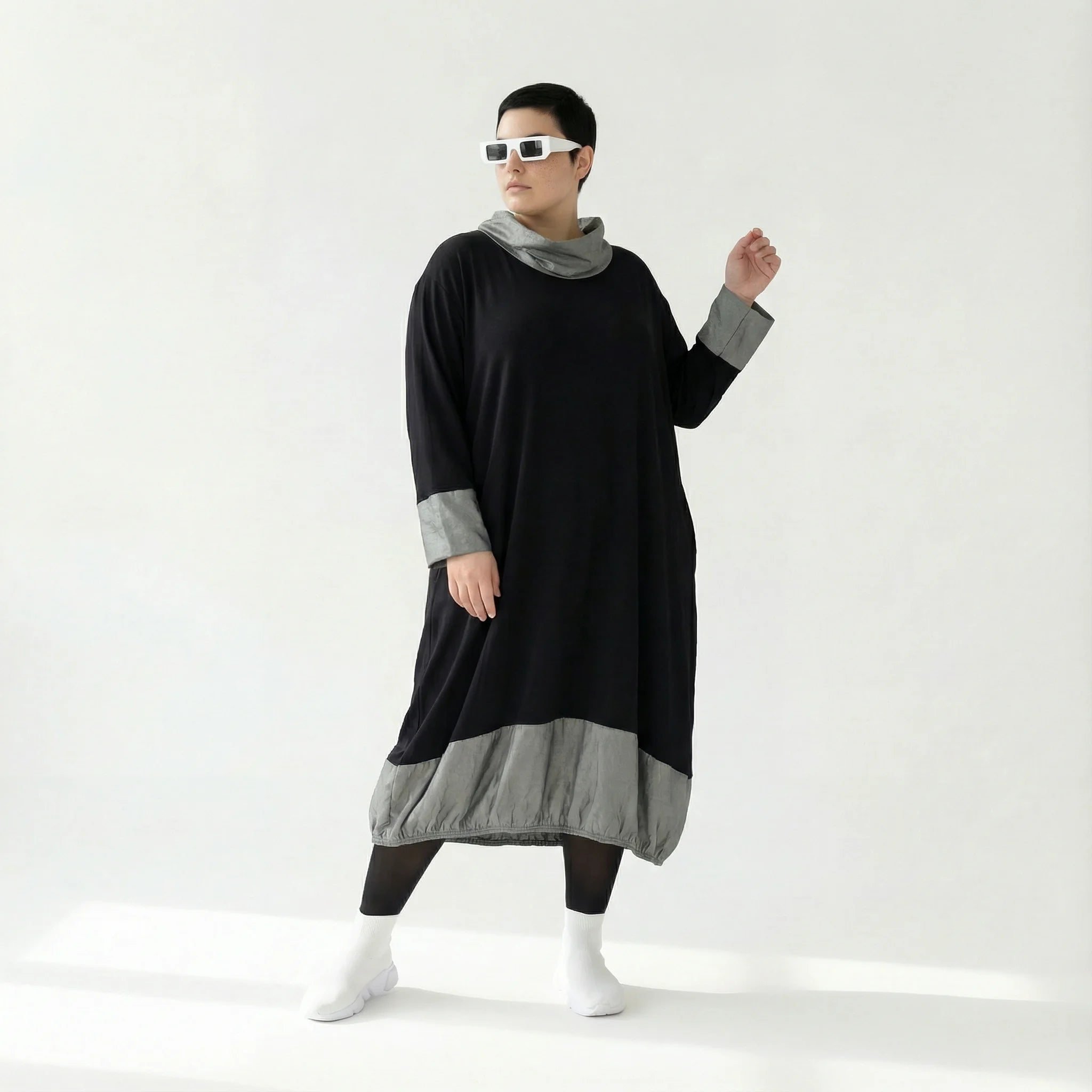 MODEARE - Oversize-Kleid mit Taftdetails und Stehkragen in Schwarz-Silber aus feiner Viskose