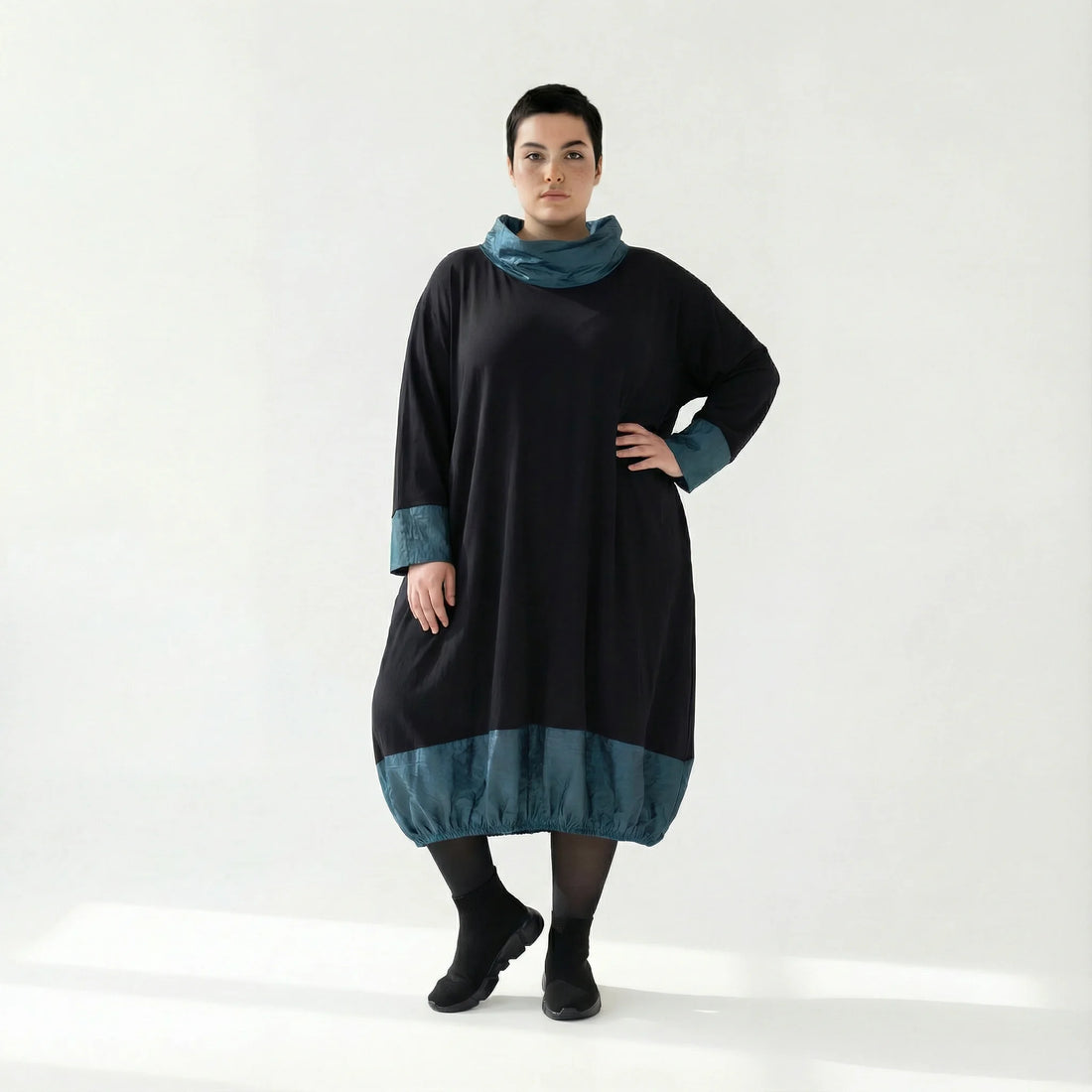 MODEARE - Oversize Ballonkleid mit Memorytaft-Details in Schwarz-Petrol und elastischer Raffung